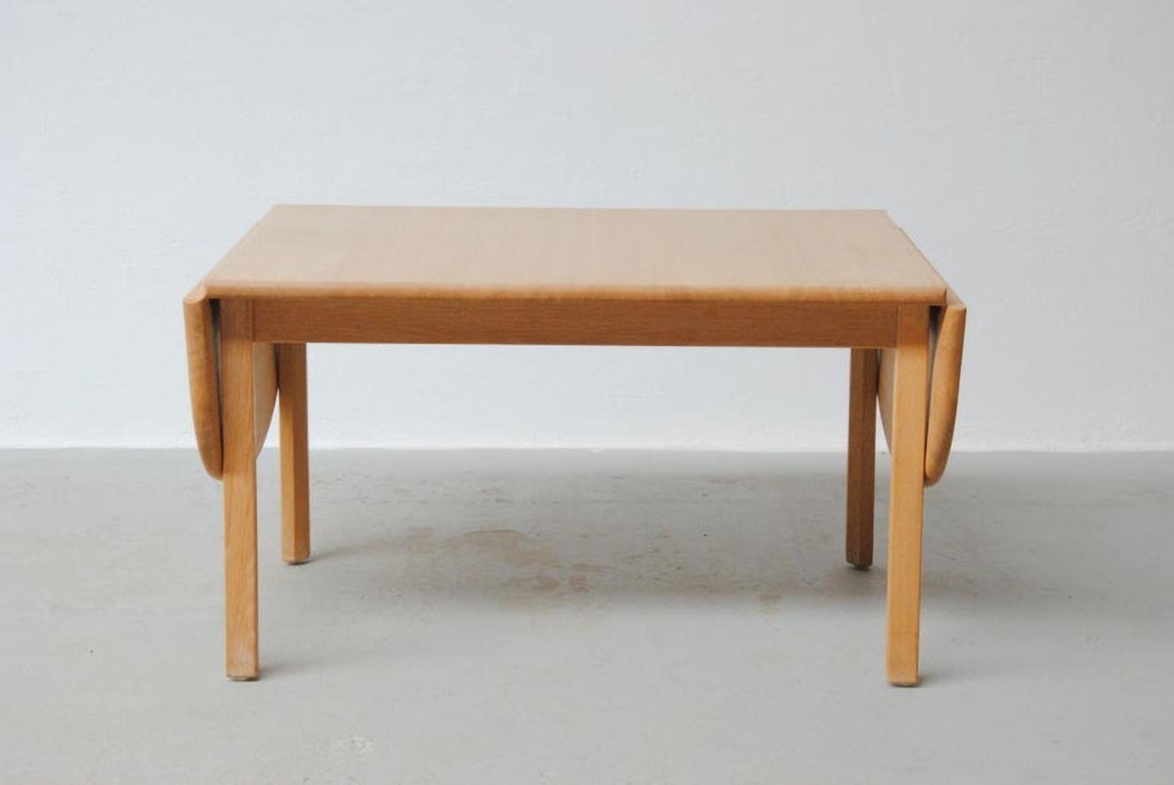 2000´s Hans J. Wegner coffee table in oak by GETAMA

The relatively small rectangular table in solid soap treated oak turns into a larder curvaceous table by using the attached extension leaf at each end, allowing for great flexibility for all types