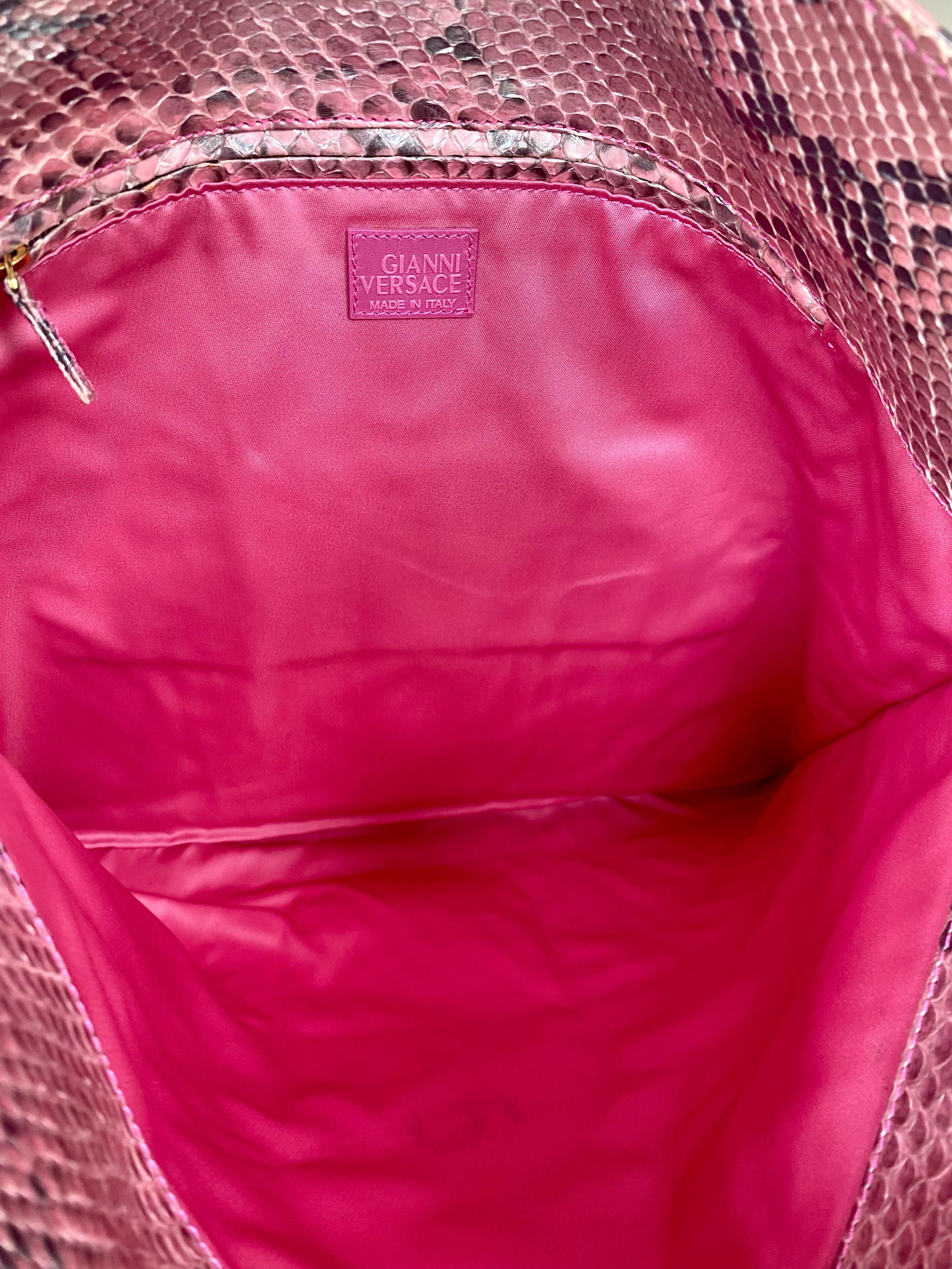 P/E 2000 Donatella Versace for Gianni Versace Runway Tote piatta in pitone rosa Grande in vendita 2