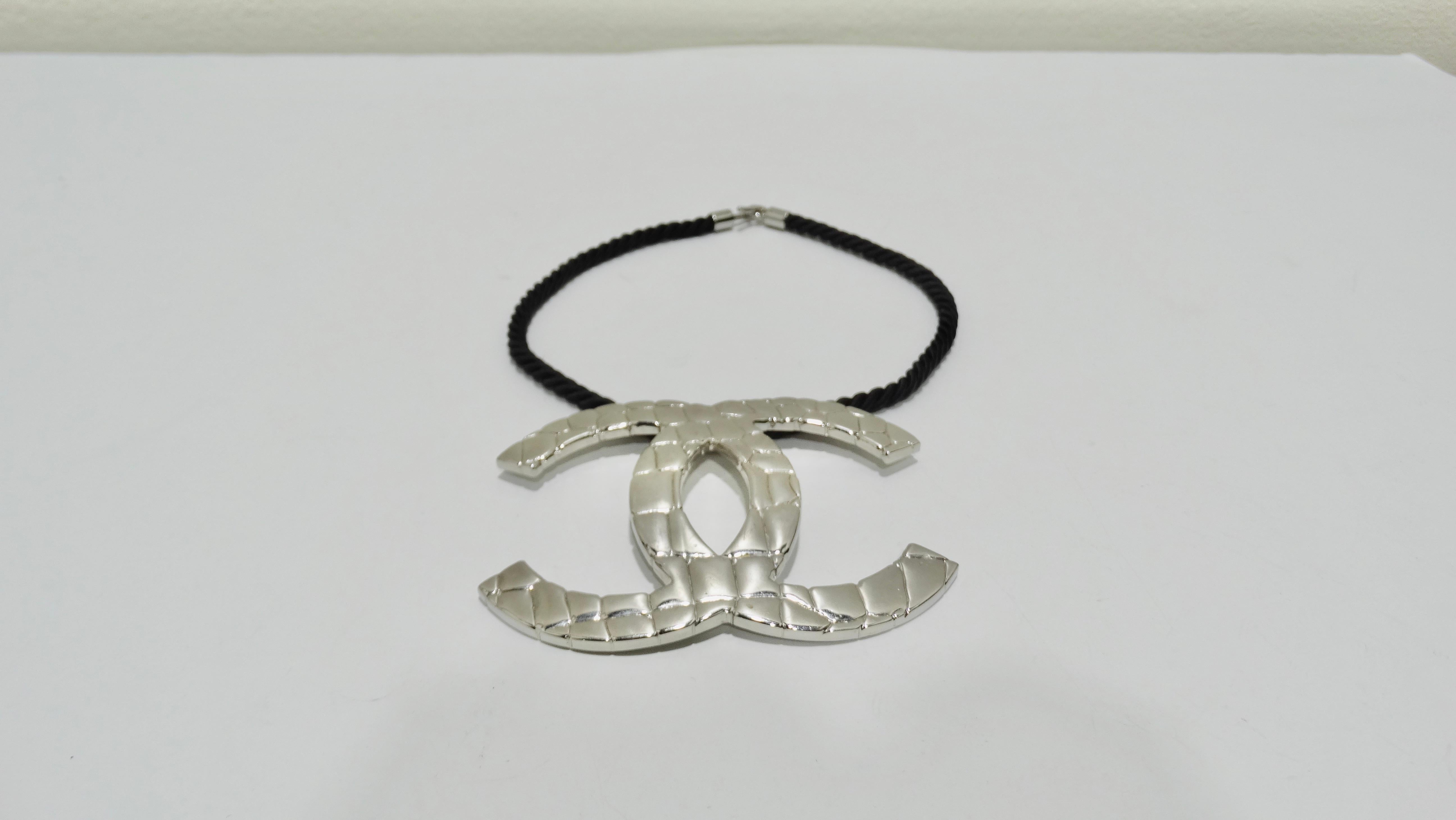 2000 Vintage Chanel Crocodile Print Oversized CC Pendant Collier Necklace
Gold plated oversized CC crocodile print pendant necklace from Chanel featuring a brown torsade cotton and silk rope chain, a hook fastening and a large matte gold plated
