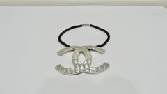 Collier collier vintage Chanel avec pendentif CC surdimensionné imprimé crocodile, 2000