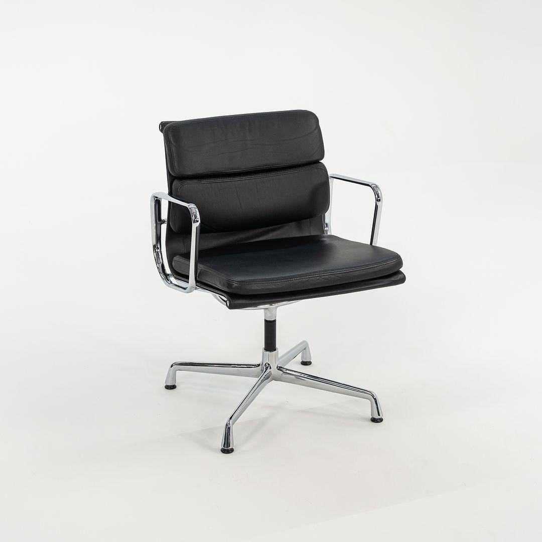 2000 Sedie Soft Pad Management di Vitra in pelle con base in corno Modello EA208 in vendita 3
