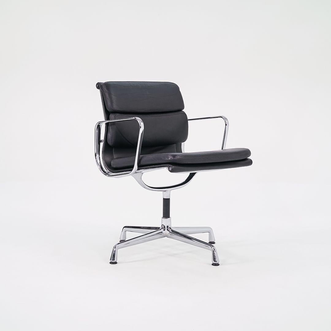 Si tratta di sedie direzionali Eames in alluminio con pad morbido, modello EA208, prodotte da Vitra negli anni 2000. La Silhouette è stata progettata inizialmente nel 1969 da Charles e Ray Eames. Il prezzo indicato comprende una sedia, ma ne abbiamo