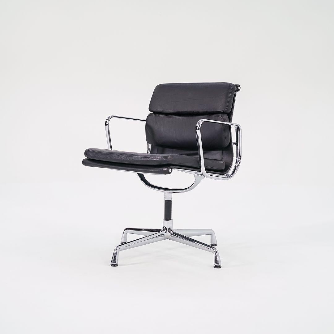 Moderno 2000 Sedie Soft Pad Management di Vitra in pelle con base in corno Modello EA208 in vendita