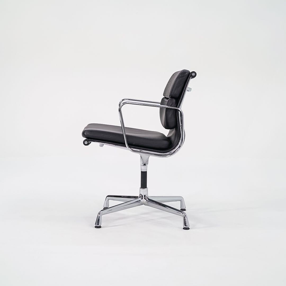 2000 Sedie Soft Pad Management di Vitra in pelle con base in corno Modello EA208 In condizioni buone in vendita a Philadelphia, PA