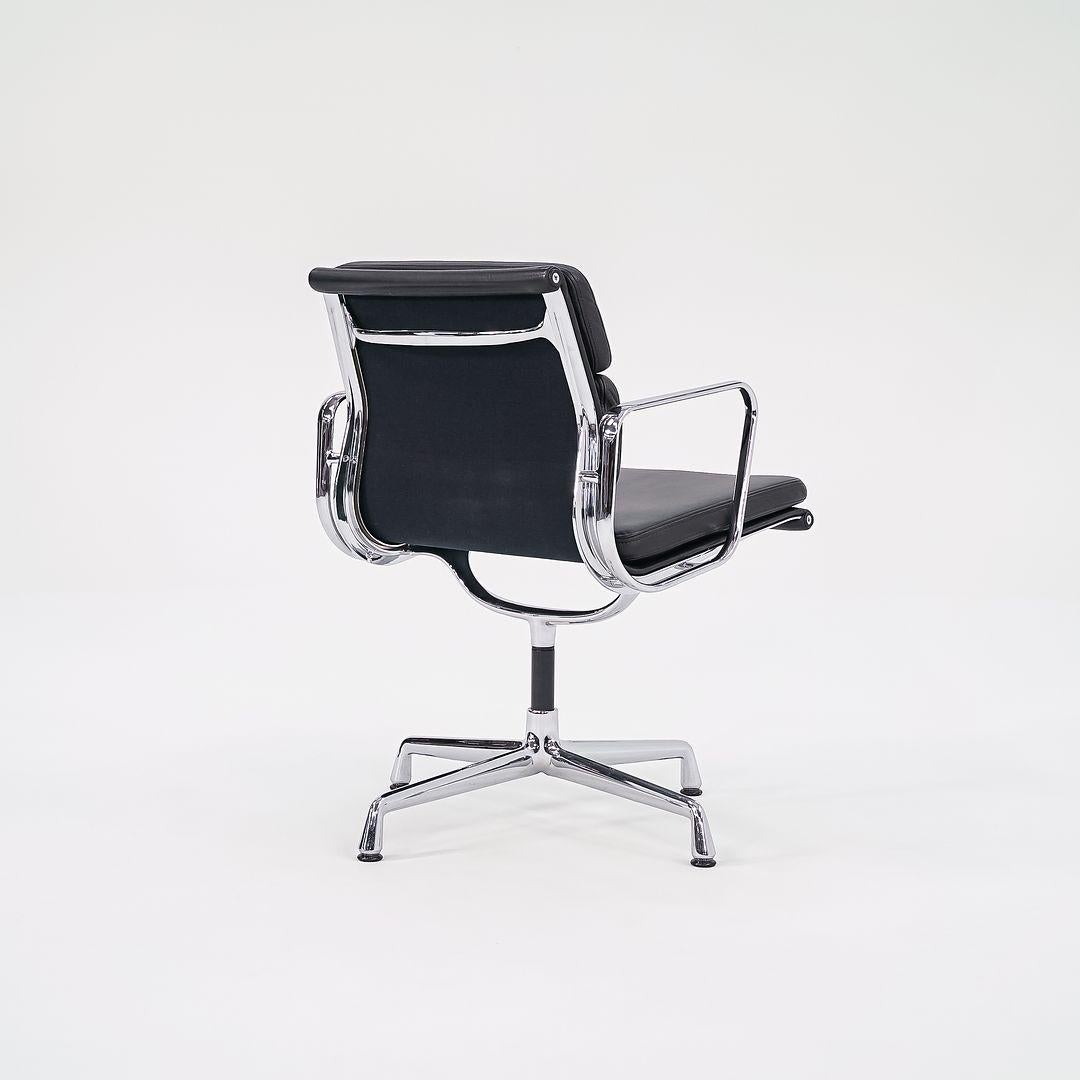 XXI secolo e contemporaneo 2000 Sedie Soft Pad Management di Vitra in pelle con base in corno Modello EA208 in vendita