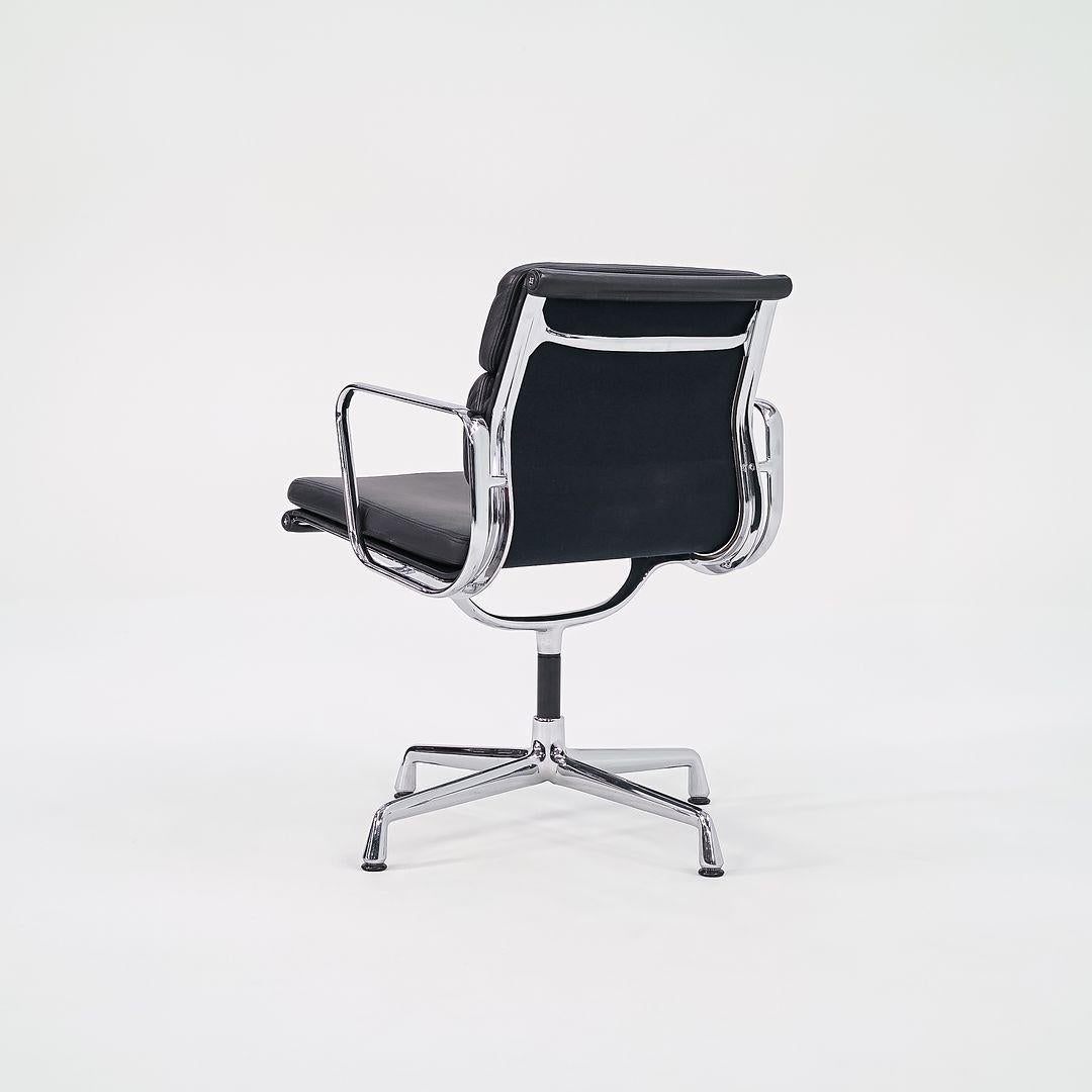 Alluminio 2000 Sedie Soft Pad Management di Vitra in pelle con base in corno Modello EA208 in vendita