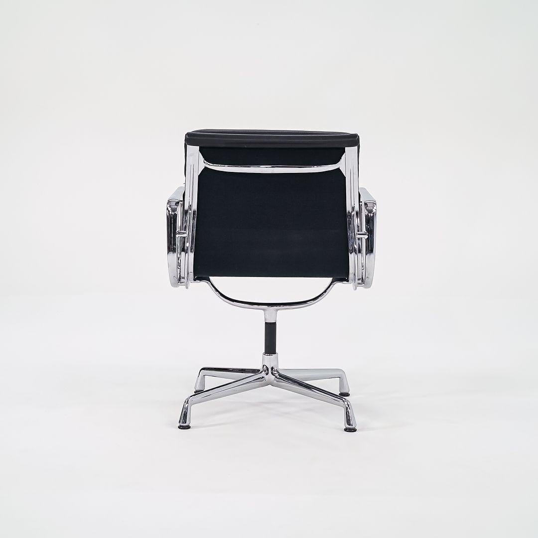 2000 Sedie Soft Pad Management di Vitra in pelle con base in corno Modello EA208 in vendita 1