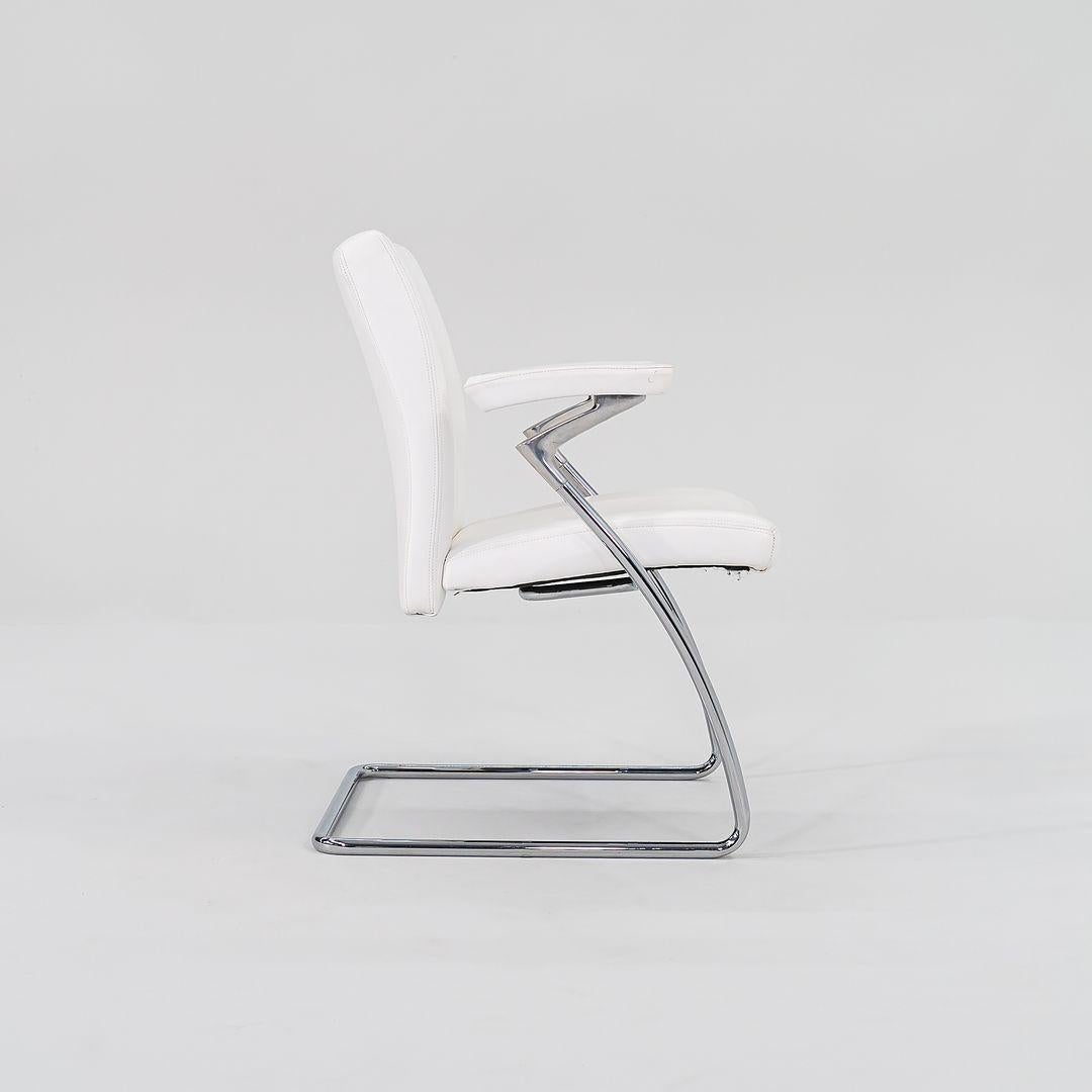 Si tratta di sofisticate poltrone moderne 'ÄòArt Collection'Äô, prodotte da Walter Knoll in Germania. Questi esempi risalgono al 2000. Il prezzo indicato comprende una sedia e abbiamo 6 sedie disponibili per l'acquisto individuale. Il design è