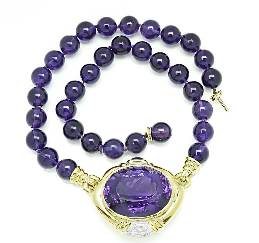 Dies ist eine erstaunliche 14k Gelbgold Amethyst Perlenkette. Die Halskette besteht aus schönen ovalen und runden Amethysten mit einem Gewicht von etwa 200,00ct. Die Amethyste werden durch funkelnde Diamanten im Rundschliff akzentuiert. Die