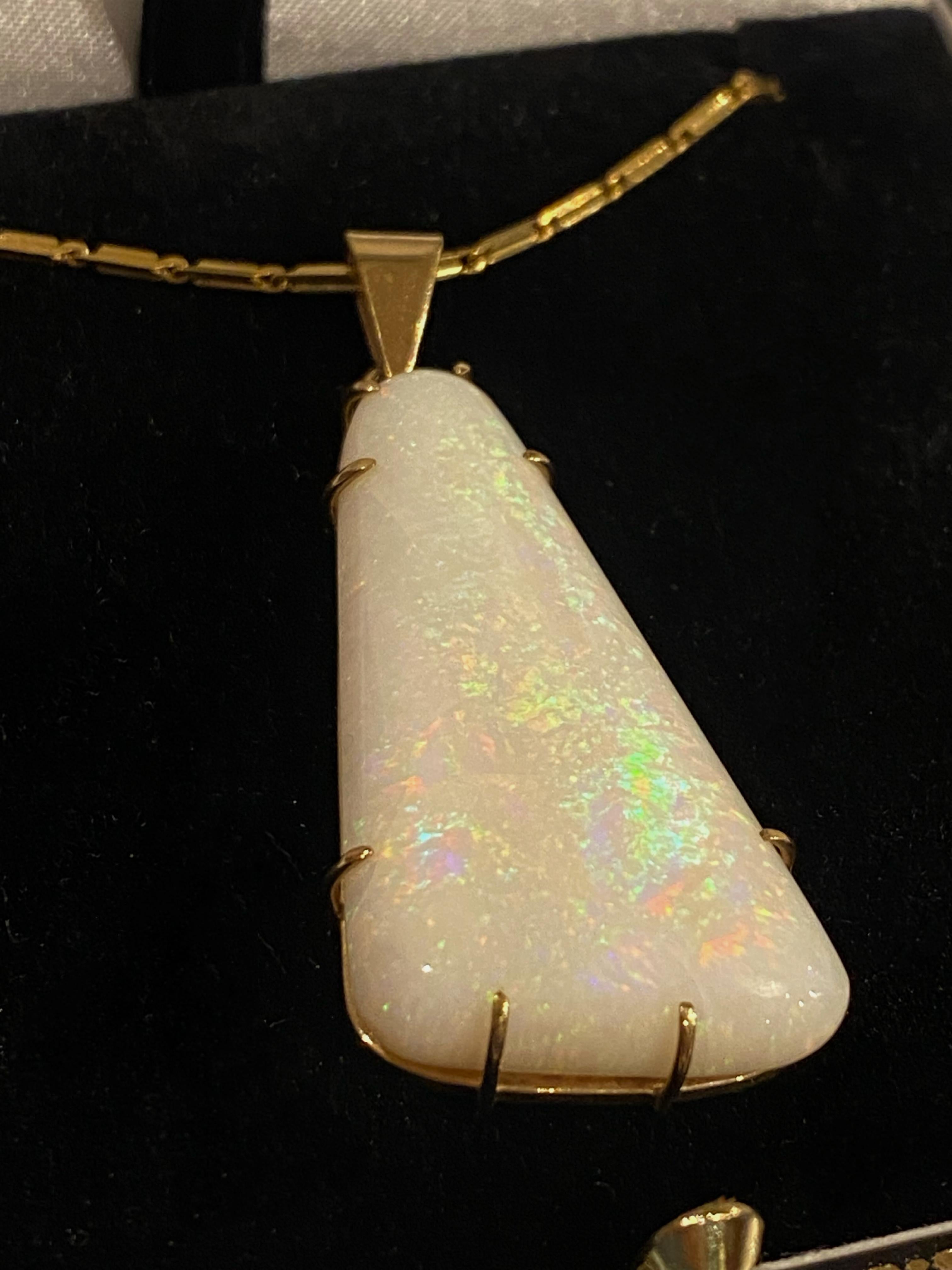 Ce magnifique pendentif présente les caractéristiques suivantes 
Opale blanc massif d'Australie
d'une taille impressionnante et rarement rencontrée :
20.00ct approx. (40mm x 23mm dans sa partie la plus large), 
de forme triangulaire très