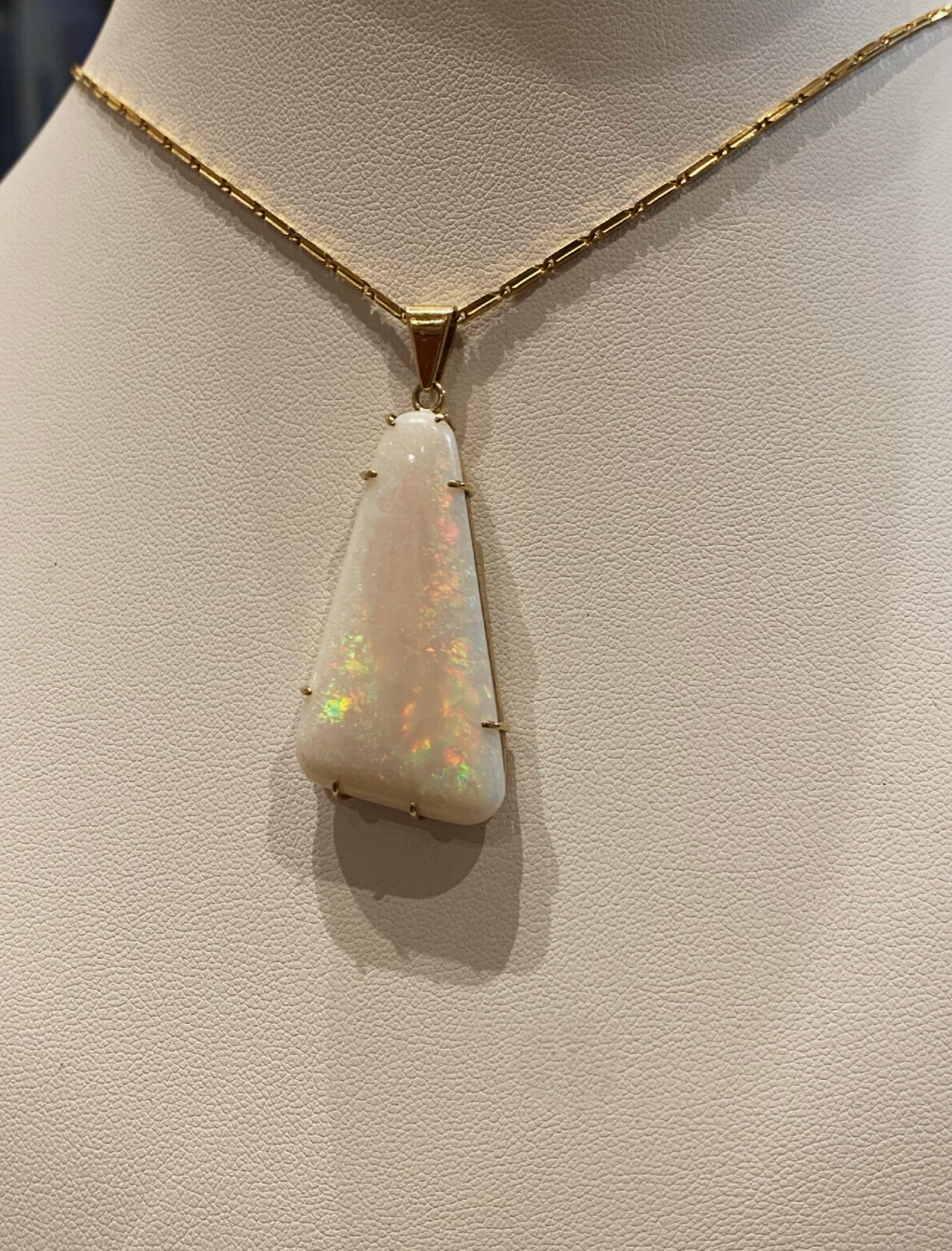Taille cabochon 20.00ct (approx) Pendentif Triangle en Opale Blanche en or jaune 9K (sans chaîne). en vente