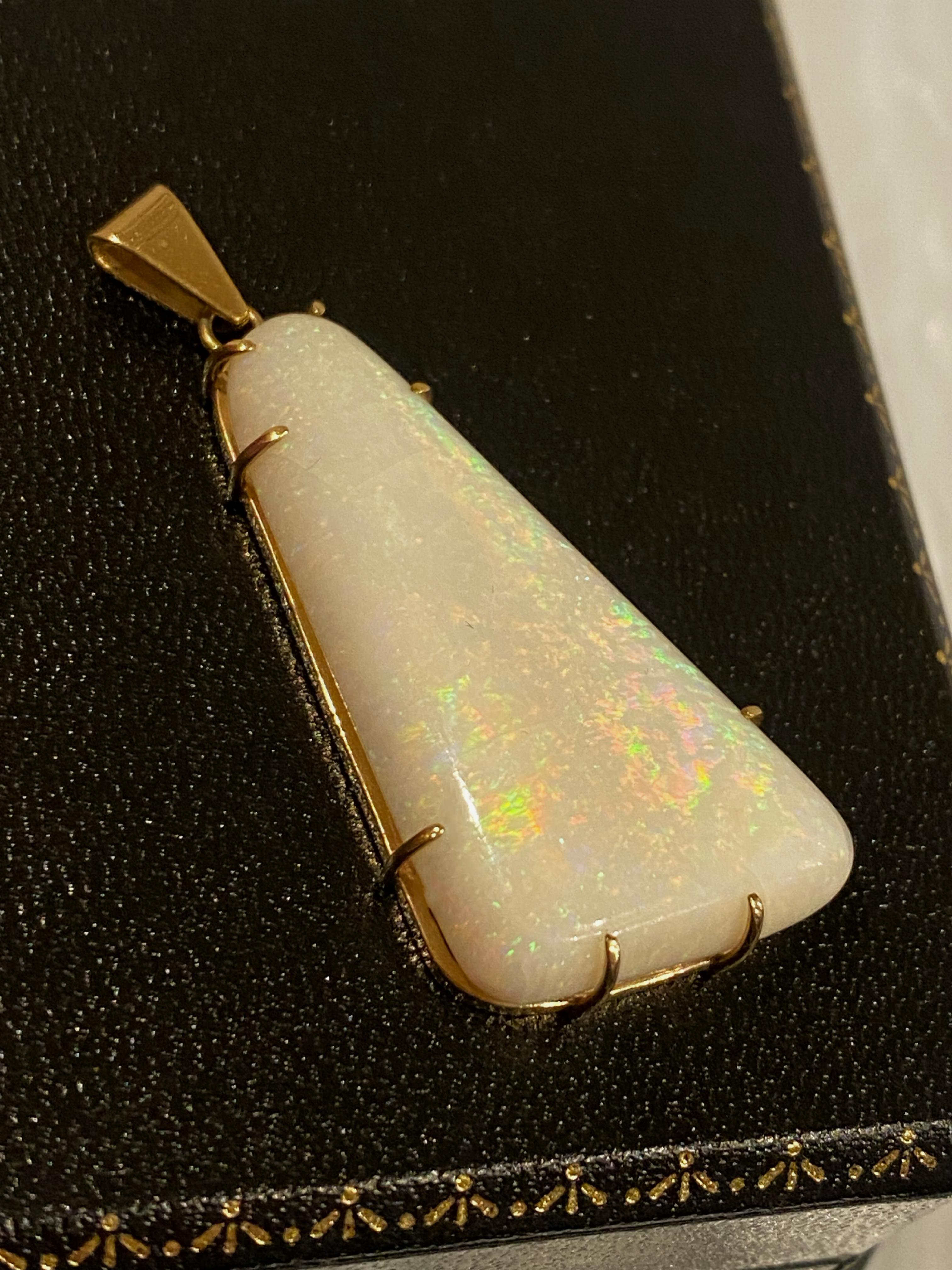 20.00ct (approx) Pendentif Triangle en Opale Blanche en or jaune 9K (sans chaîne). Excellent état - En vente à MELBOURNE, AU