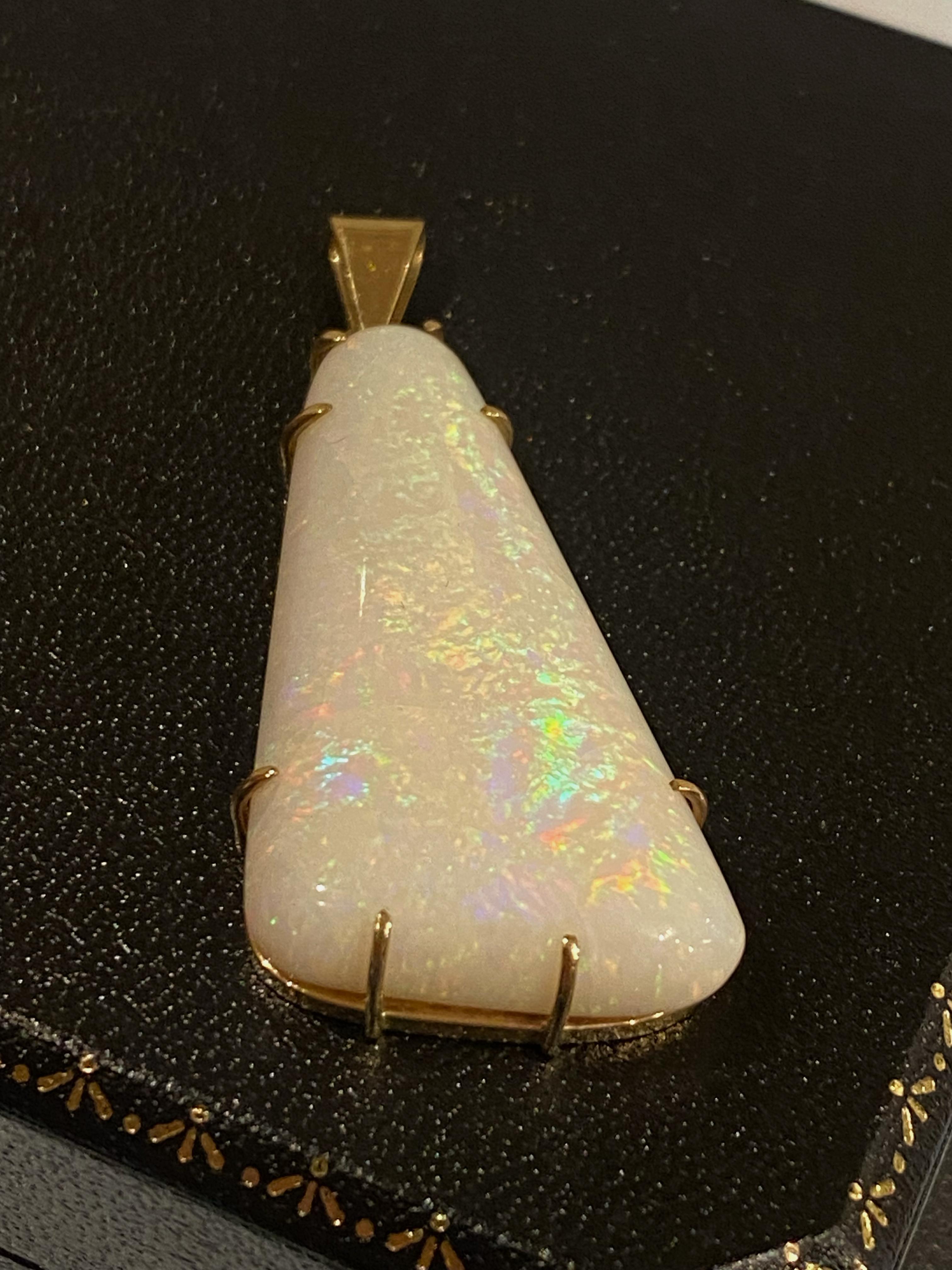 20.00ct (approx) Pendentif Triangle en Opale Blanche en or jaune 9K (sans chaîne). Pour femmes en vente