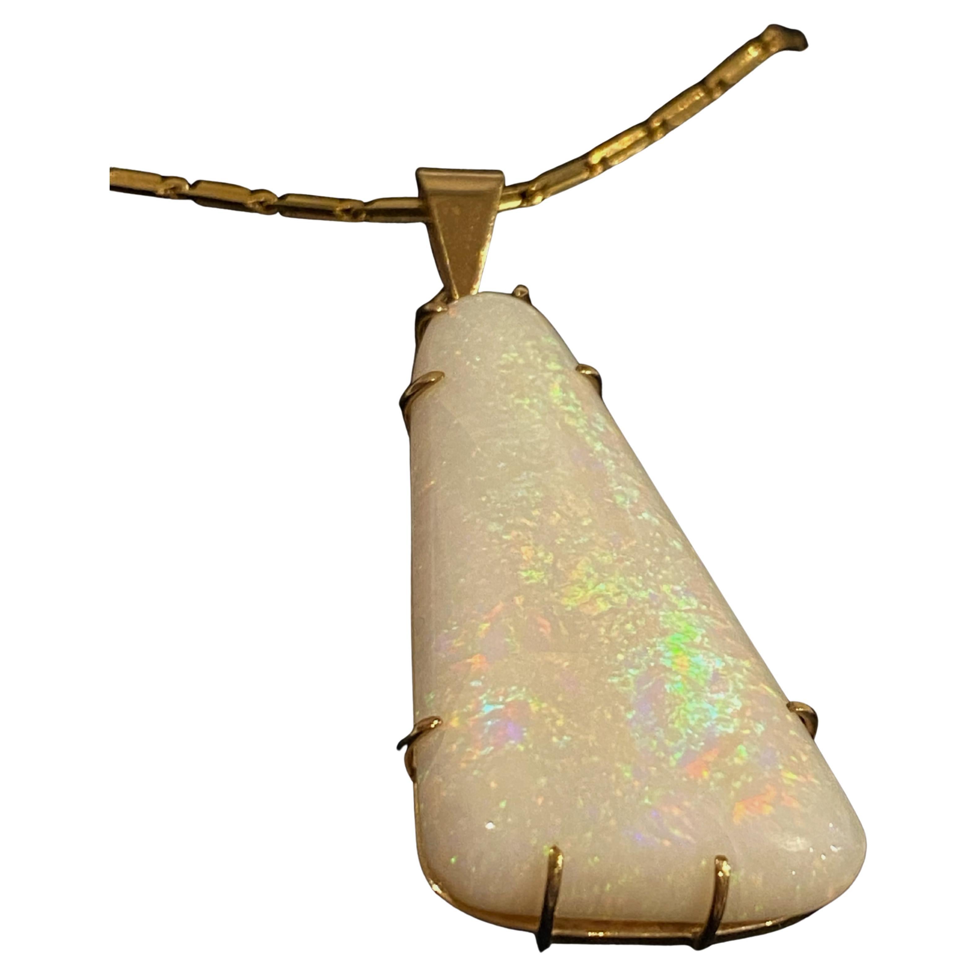 20.00ct (approx) Pendentif Triangle en Opale Blanche en or jaune 9K (sans chaîne). en vente