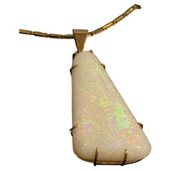 20,00ct (ca.) massiver dreieckiger weißer Opal-Anhänger aus 9K Gelbgold (keine Kette).