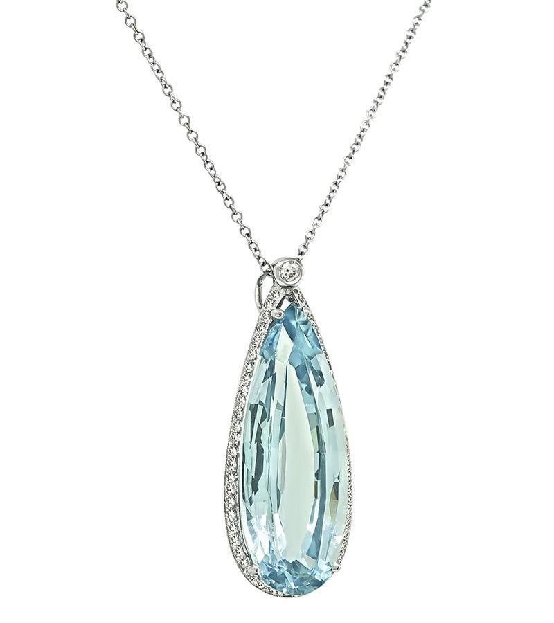 Questa è un'incredibile collana con ciondolo in oro bianco 14k. Il ciondolo è incastonato con un'acquamarina a forma di pera del peso di circa 20,00ct. L'acquamarina è accentuata da scintillanti diamanti a taglio rotondo che pesano circa 1,00ct. Il