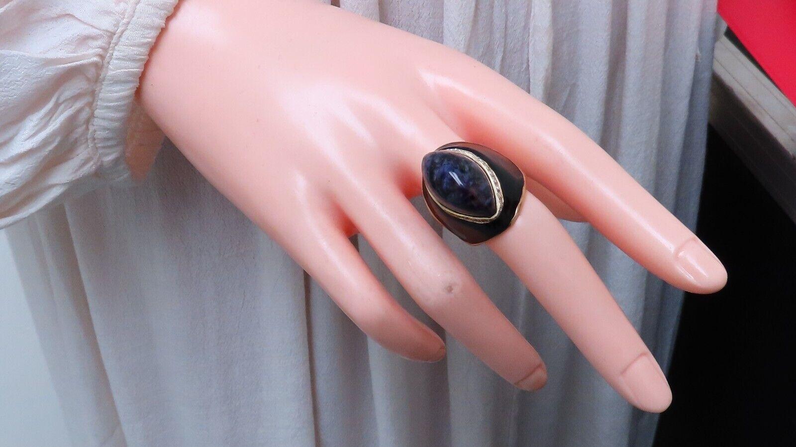 20.00ct. Natural Purple Jade

&

.75ct. diamonds ring

Vs-2 clarity G-color.



Ring, entire handmade

Black enamel finish dome effect

26.30mm wide

from top of jade to finger:

15.50mm



18.5 grams

14kt. yellow gold.

$4,500 Appraisal to