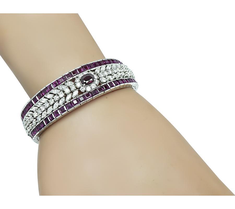 Se trata de una increíble pulsera de oro blanco de 18 quilates. La pulsera está engastada con rubíes de talla ovalada y cuadrada que pesan aproximadamente 20,00 ct. Los rubíes están acentuados por brillantes diamantes de talla marquesa y redonda que