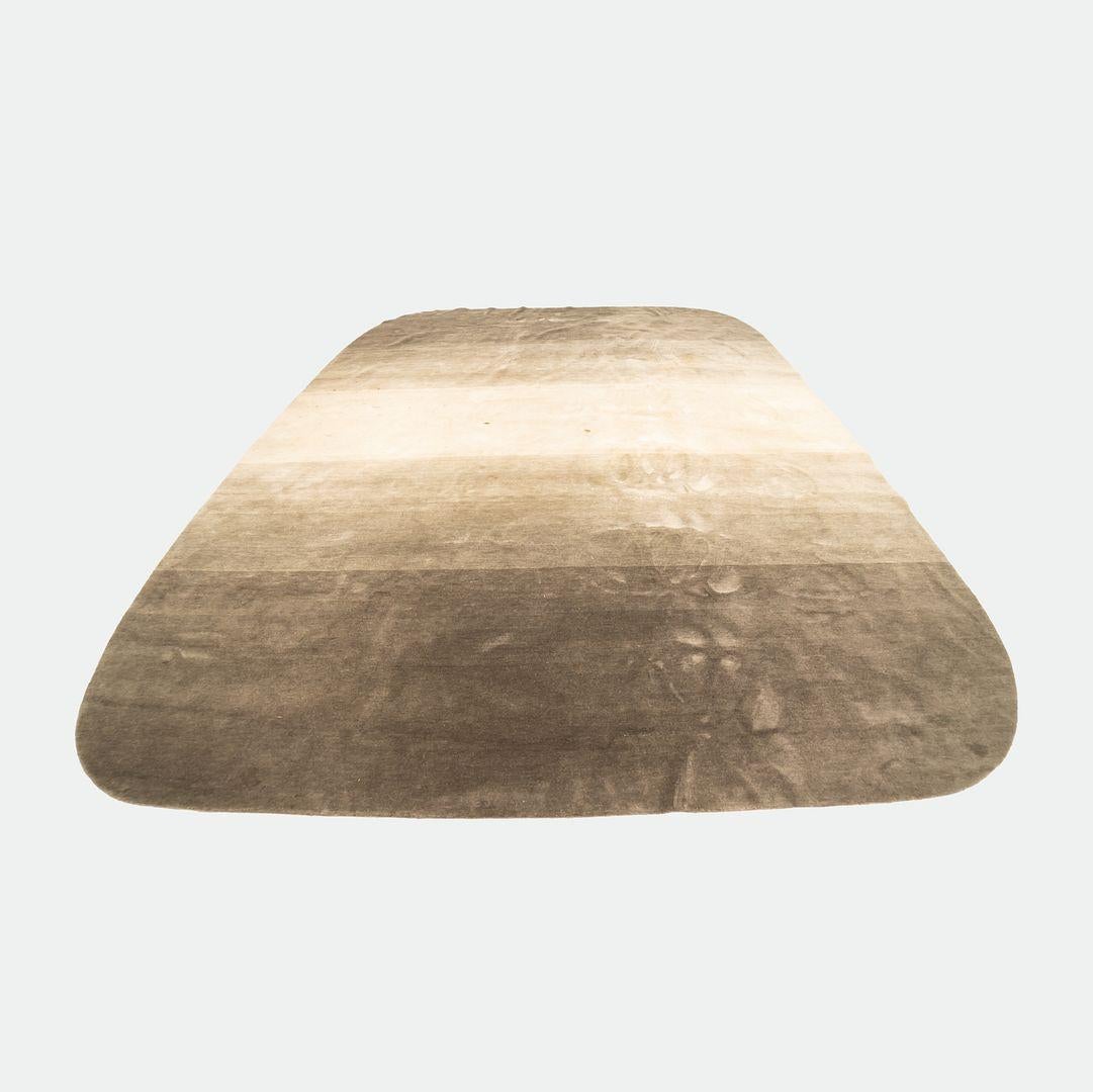Dies ist ein großer handgeknüpfter Teppich, der in den 2000er Jahren in Nepal hergestellt wurde. Der Teppich zeigt die raffinierte Handwerkskunst, für die die nepalesische Weberei bekannt ist, mit einer fest geknüpften Konstruktion, die Haltbarkeit