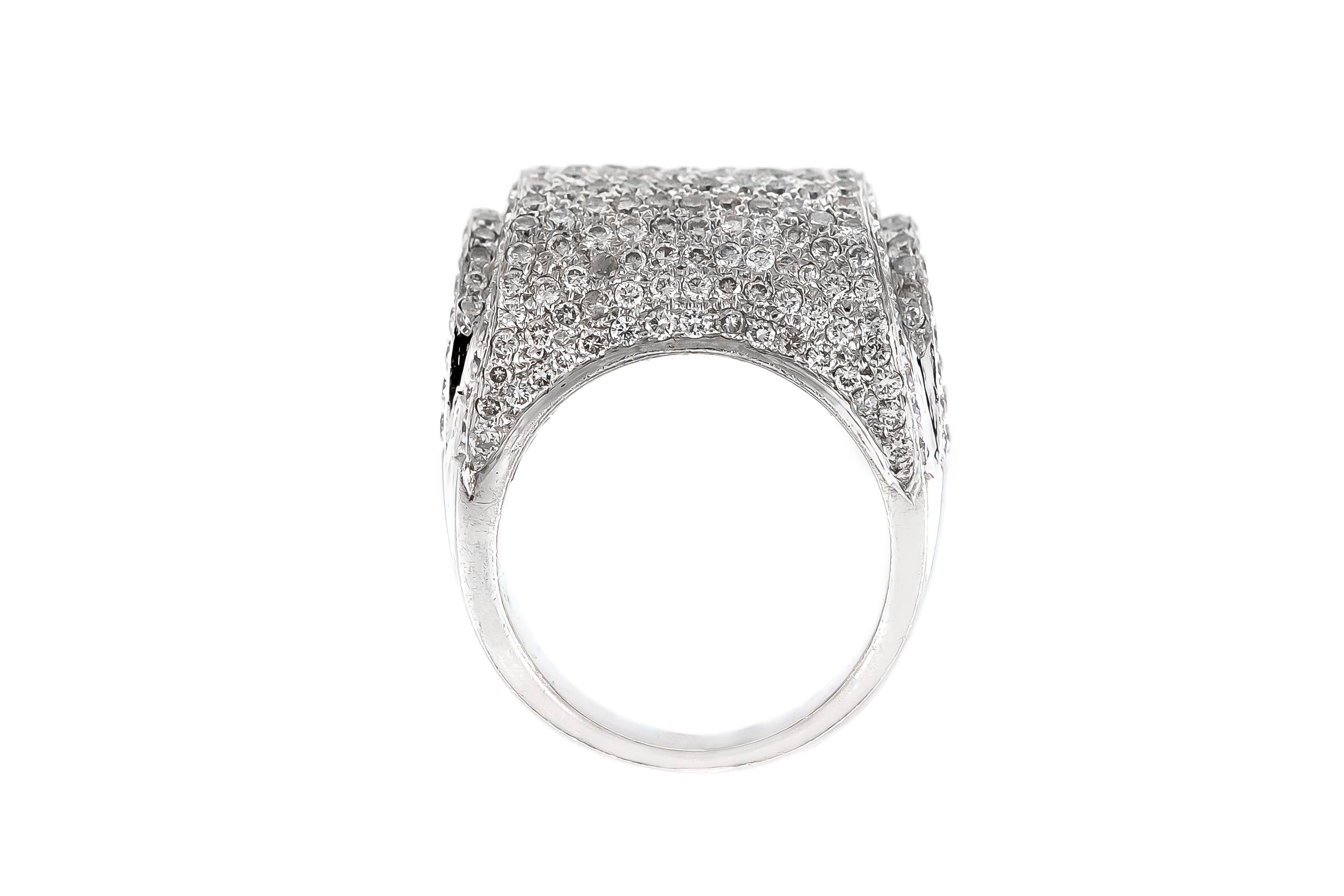 The ring is finely crafted in 18k white gold with diamonds weighing approximately totsl of 3.00 carat.
Circa 2000.