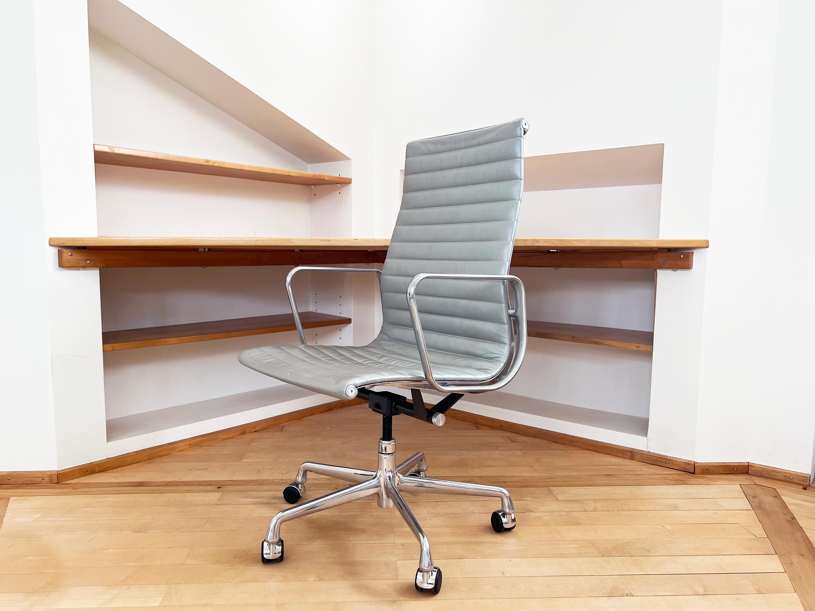 2000s 50th Anniversary Edition Herman Miller Eames Aluminum Group Exec. Chair For Sale 2
