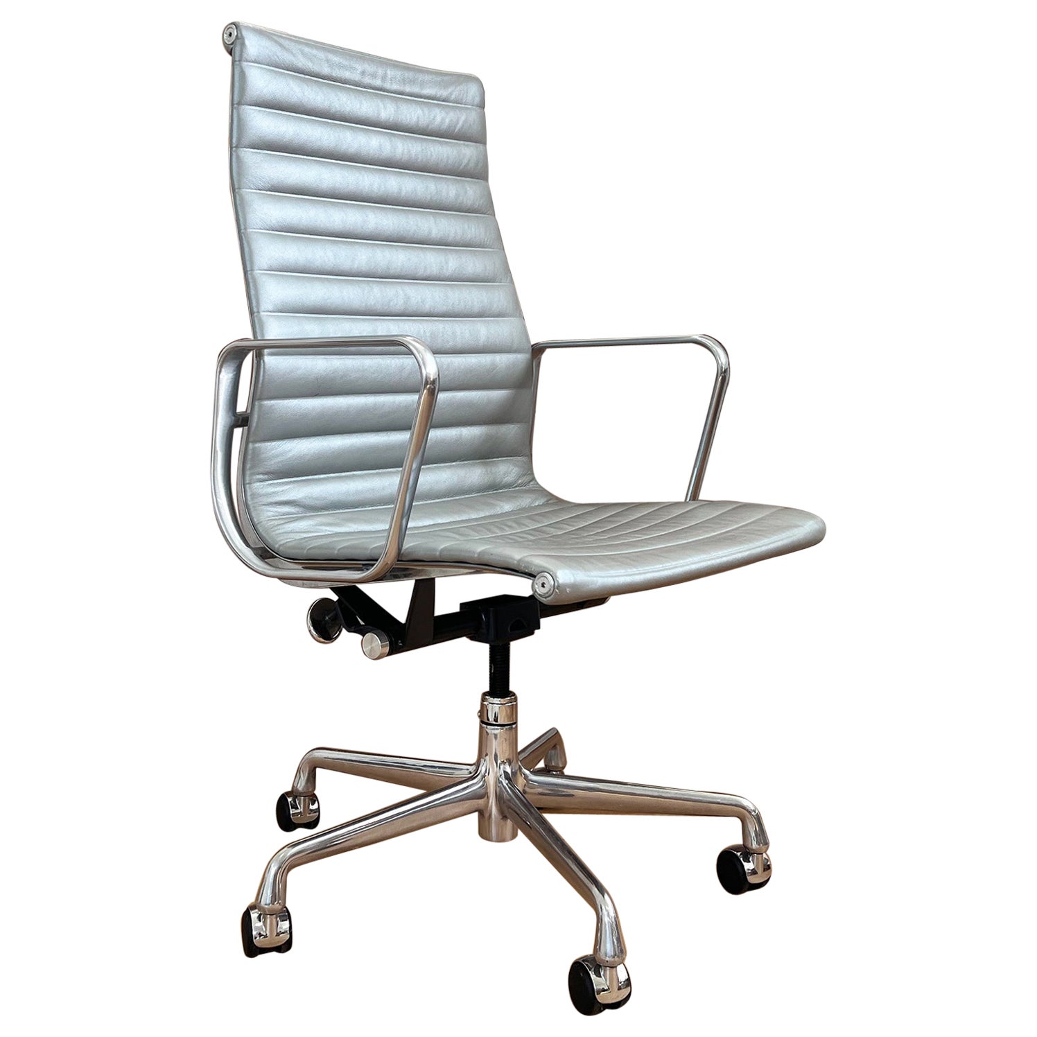 2000s 50th Anniversary Edition Herman Miller Eames Aluminum Group Exec. Sedia in vendita