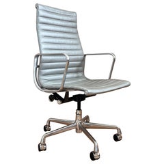 2000s 50th Anniversary Edition Herman Miller Eames Aluminum Group Exec. Sedia