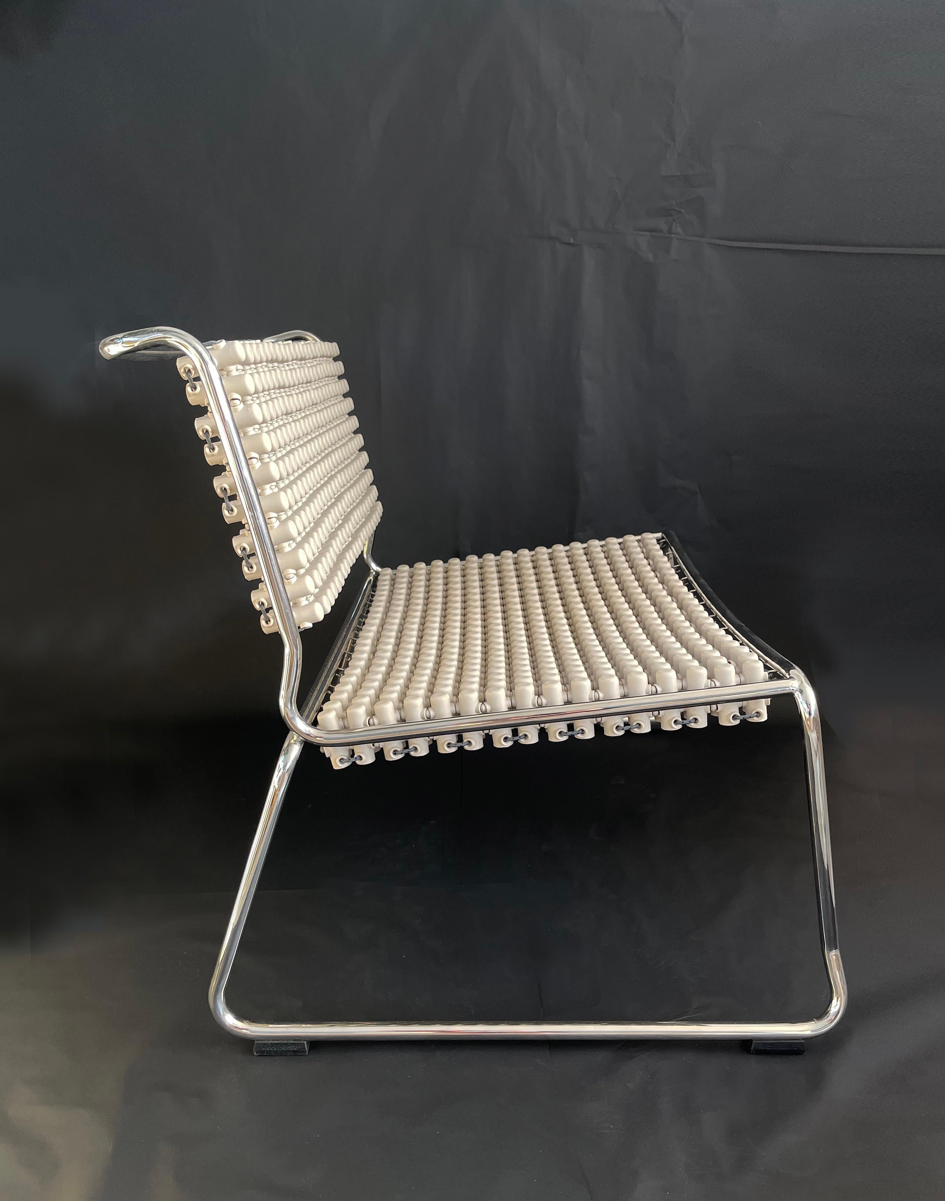 Bellissimo e divertente set di 2 grandi sedie da salotto della ''Collection'S'' di Yos e Leonard Theosabrata, in Indonesia.
Un'ampia struttura tubolare in acciaio inox sostiene gli elementi flessibili in polietilene grigio chiaro che sono