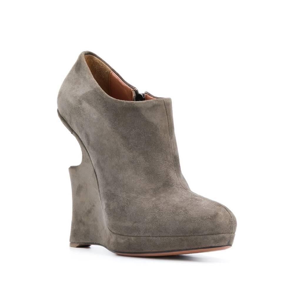 Alaïa gray suede ankle boots, side zip closure and designer heel, logoed insole, leather interior.

Years: 2000s

Made in France

Size: 40 EU

Heel height: 14 cm
Platform: 2 cm