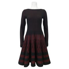 Robe Alaia des années 2000, coupe « skater », évasée, noire et rouge