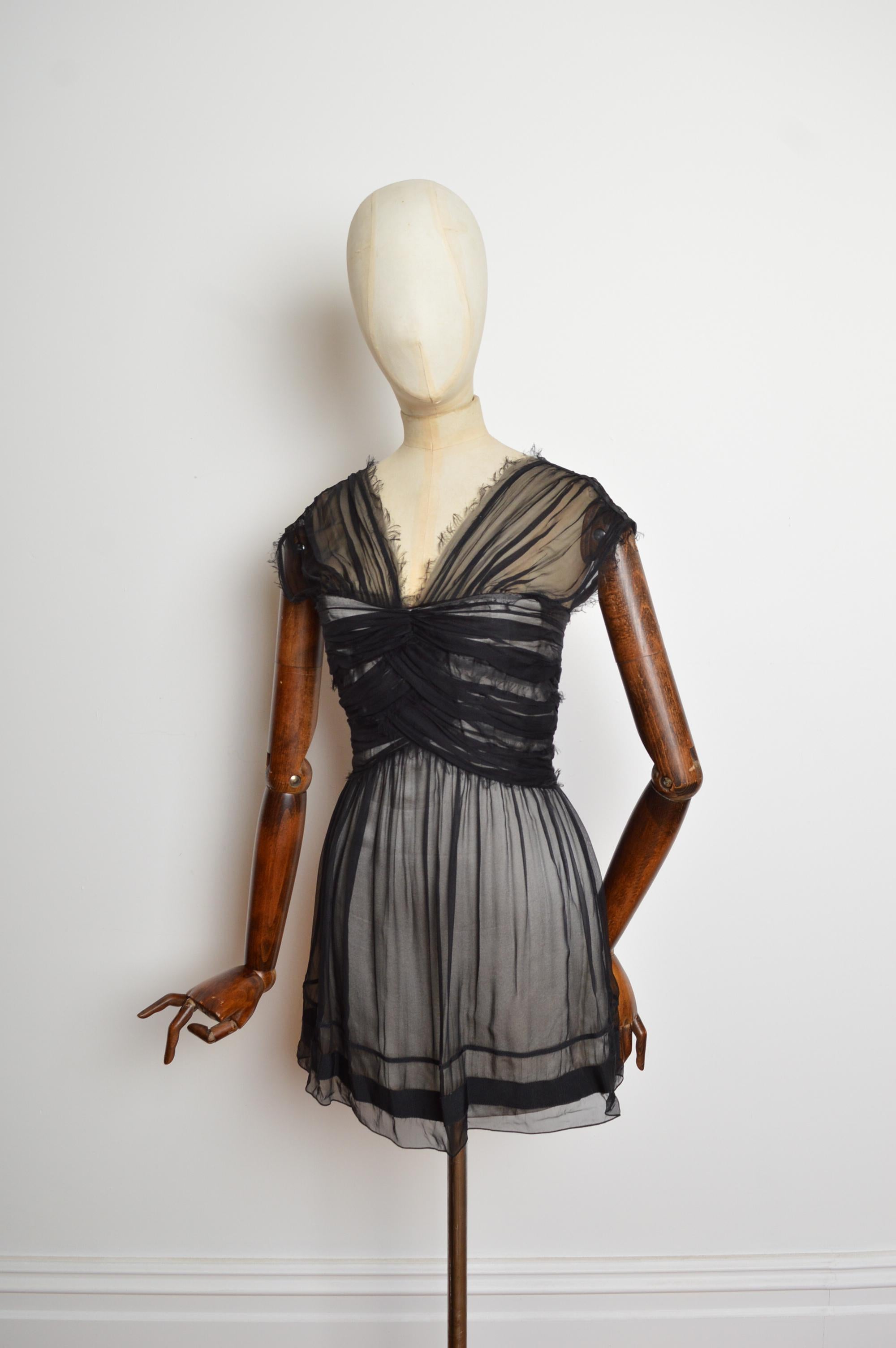 Alberta Ferretti Anfang der 2000er Jahre Schwarzes Seidenchiffon Baby Doll kurzes Korsett Minikleid 
Ein wunderschönes Alberta Ferretti Seidenchiffon Puppenkleid, gefertigt aus schwarzer Seide, die über einen champagnerfarbenen, cremefarbenen