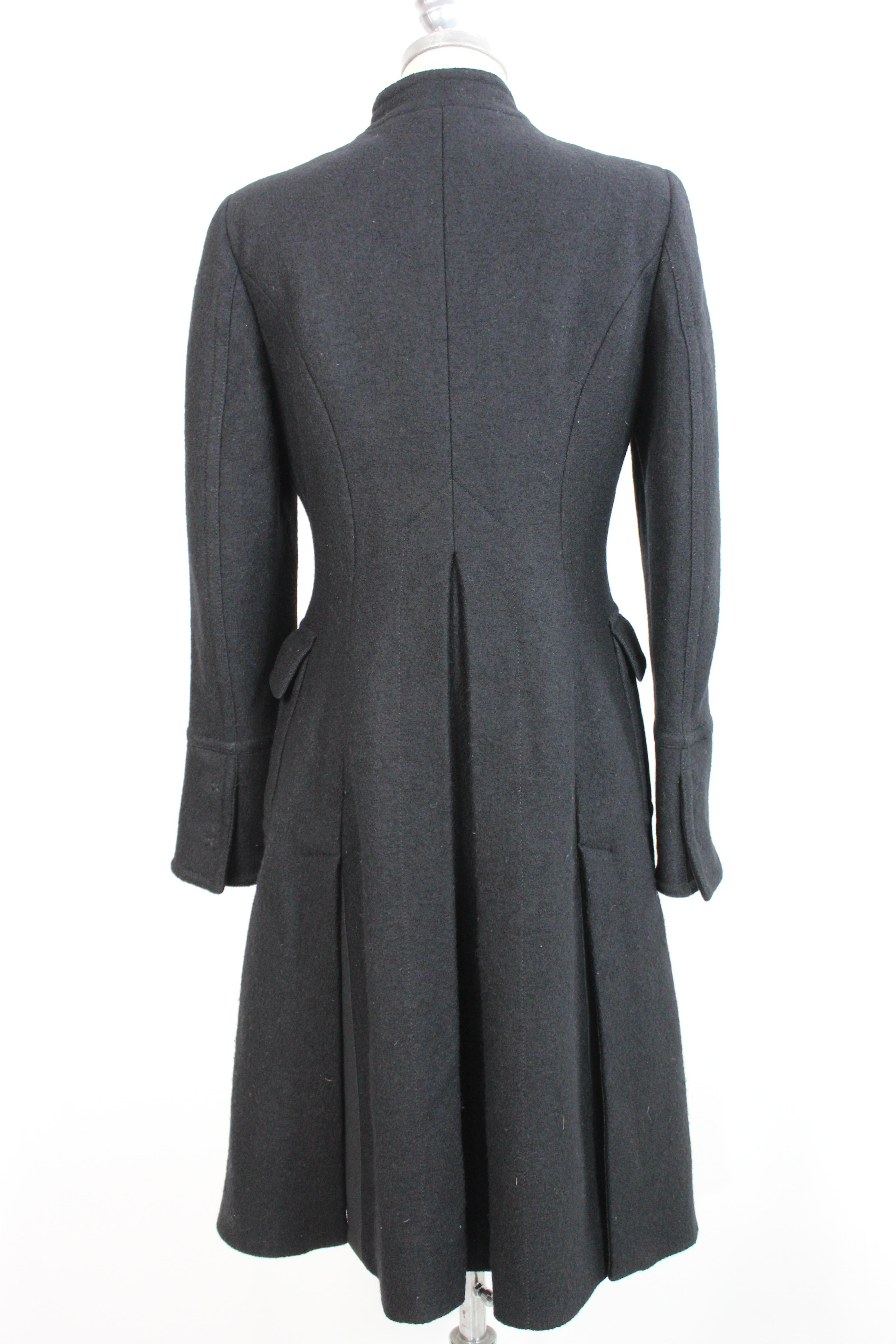 Alberta Ferretti vintage women's coat, black, 100% virgin wool. Long model, hidden buttons closure, two pockets on the sides. 2000s. Made in Italy. Excellent vintage conditions.

Size: 44 It 10 Us 12 Uk

Shoulder: 44 cm
Bust / Chest: 50 cm
Sleeve:
