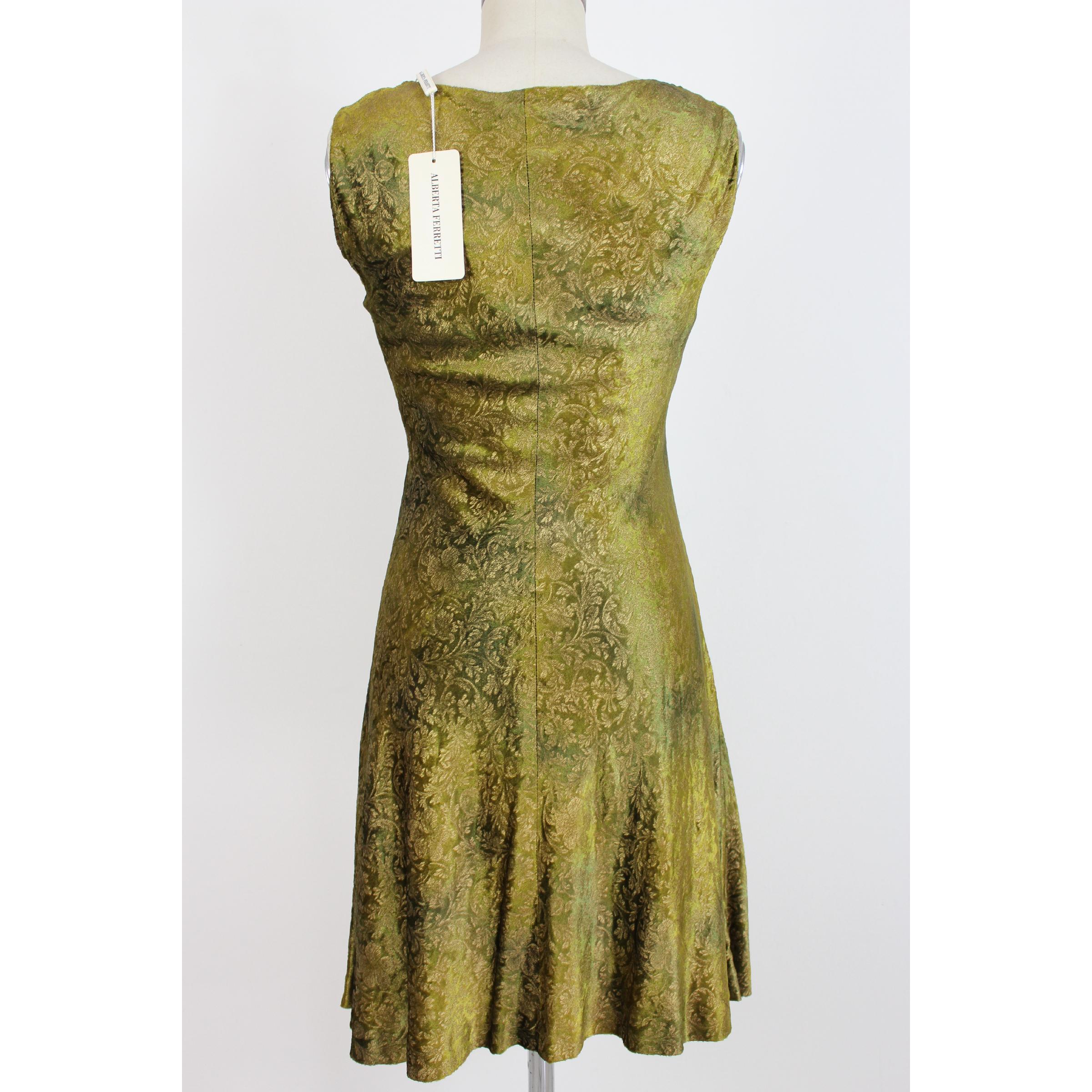 Alberta Ferretti vintage dress for women. Green and gold color, 100% rayon. Damask with floral designs, armholes, lined inside. 2000s. Made in Italy. New with label.

Size: 42 It 8 Us 10 Uk

Shoulder: 42 cm
Bust / Chest: 44 cm
Length: 95 cm
