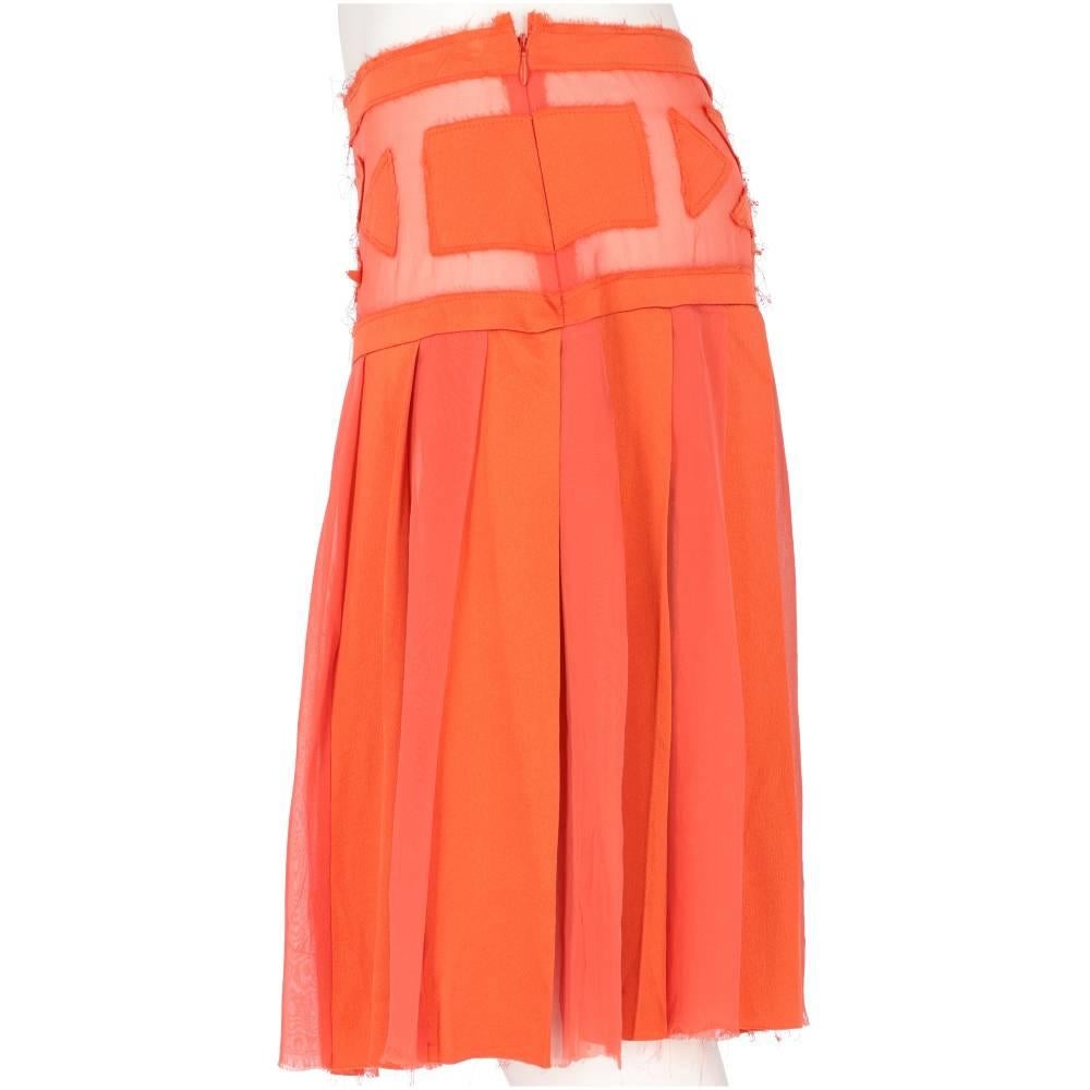 Alberta Ferretti orange silk satin and semi-transparent orange silk pleated skirt. Low waist, knee length, waistband featuring geometric silk satin inserts. Zip fastening on the left side.

Size: 42 IT

Flat measurements
Length: 55 cm
Waist: 38