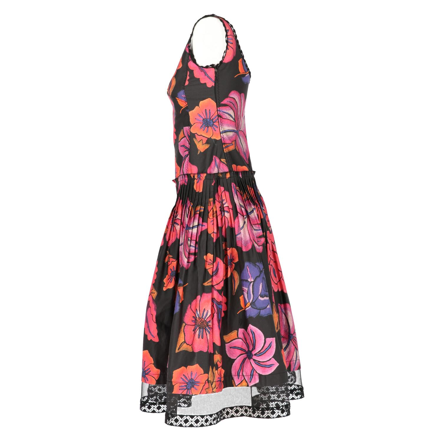 Alberta Ferretti black cotton dress with floral print. Model with round neckline, sleeveless and darts at the waist. Rigid tulle bottom and trimmed with trimmings. Invisible side zip closure.

Years: 2000s

Made in Italy

Size: 40 IT

Flat