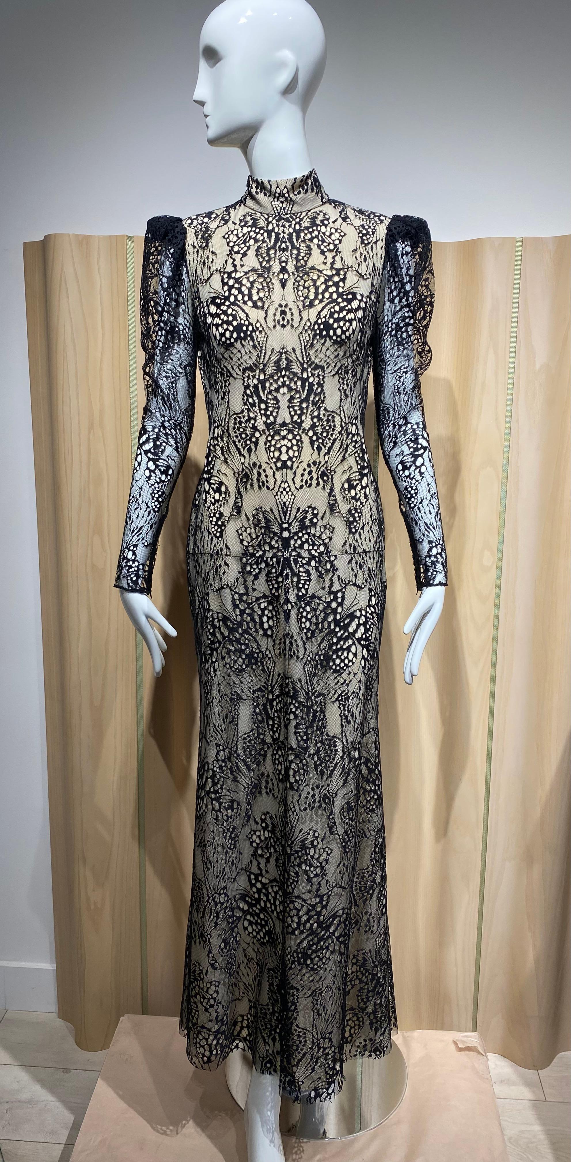 2000s Alexander McQueen Vestido de Encaje Negro de Manga Larga Nude en venta 6