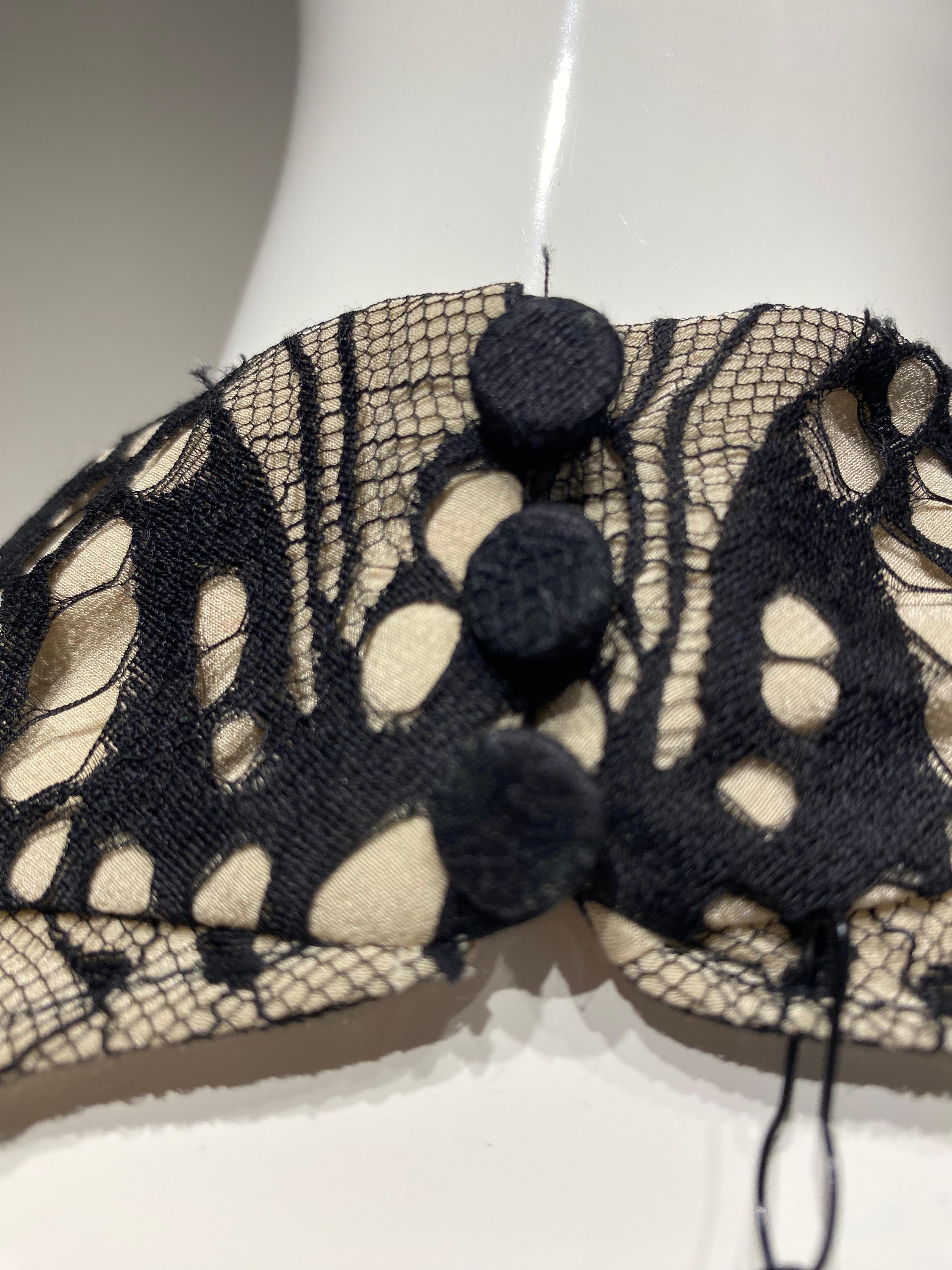 2000s Alexander McQueen Vestido de Encaje Negro de Manga Larga Nude en venta 8
