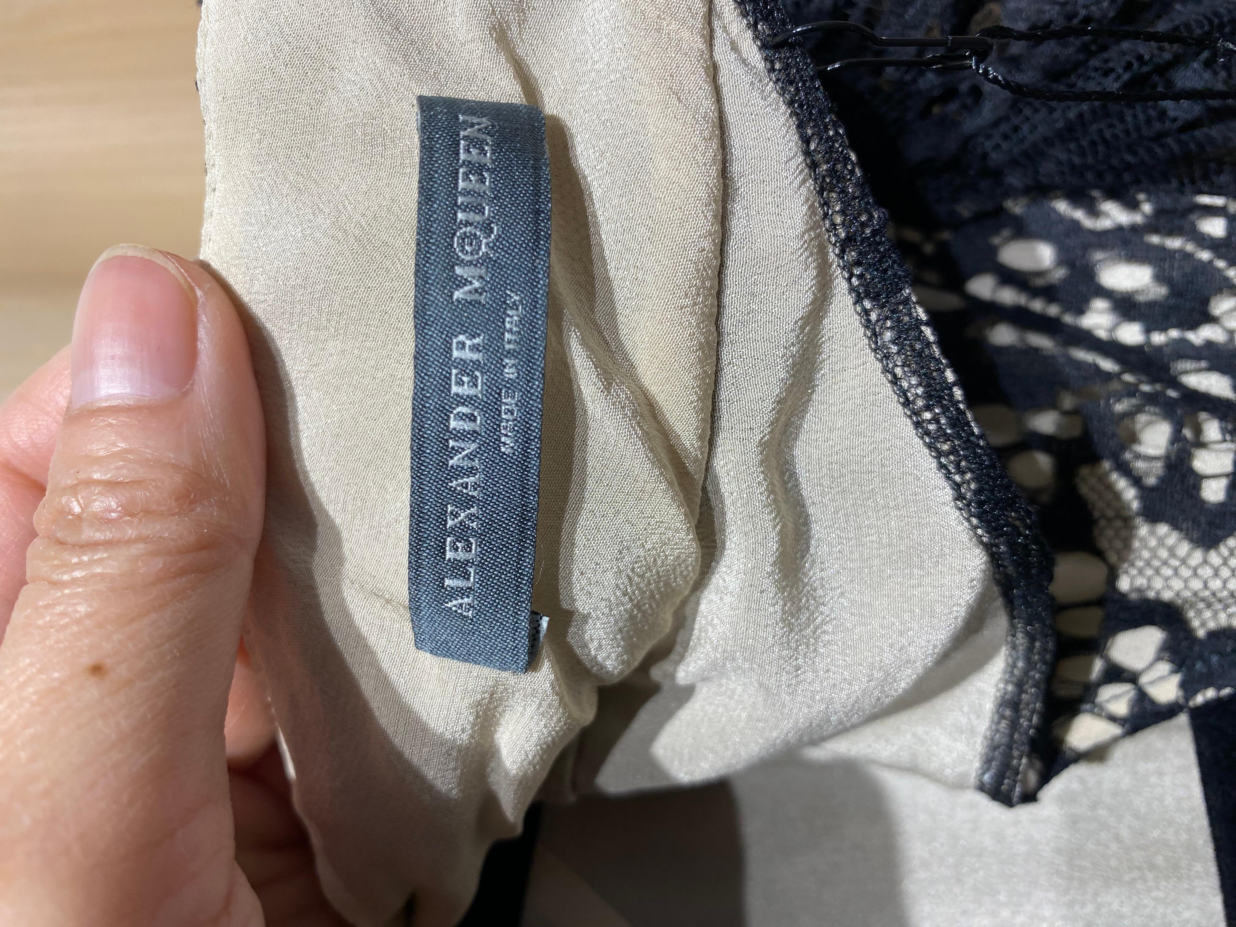 2000s Alexander McQueen Vestido de Encaje Negro de Manga Larga Nude en venta 9