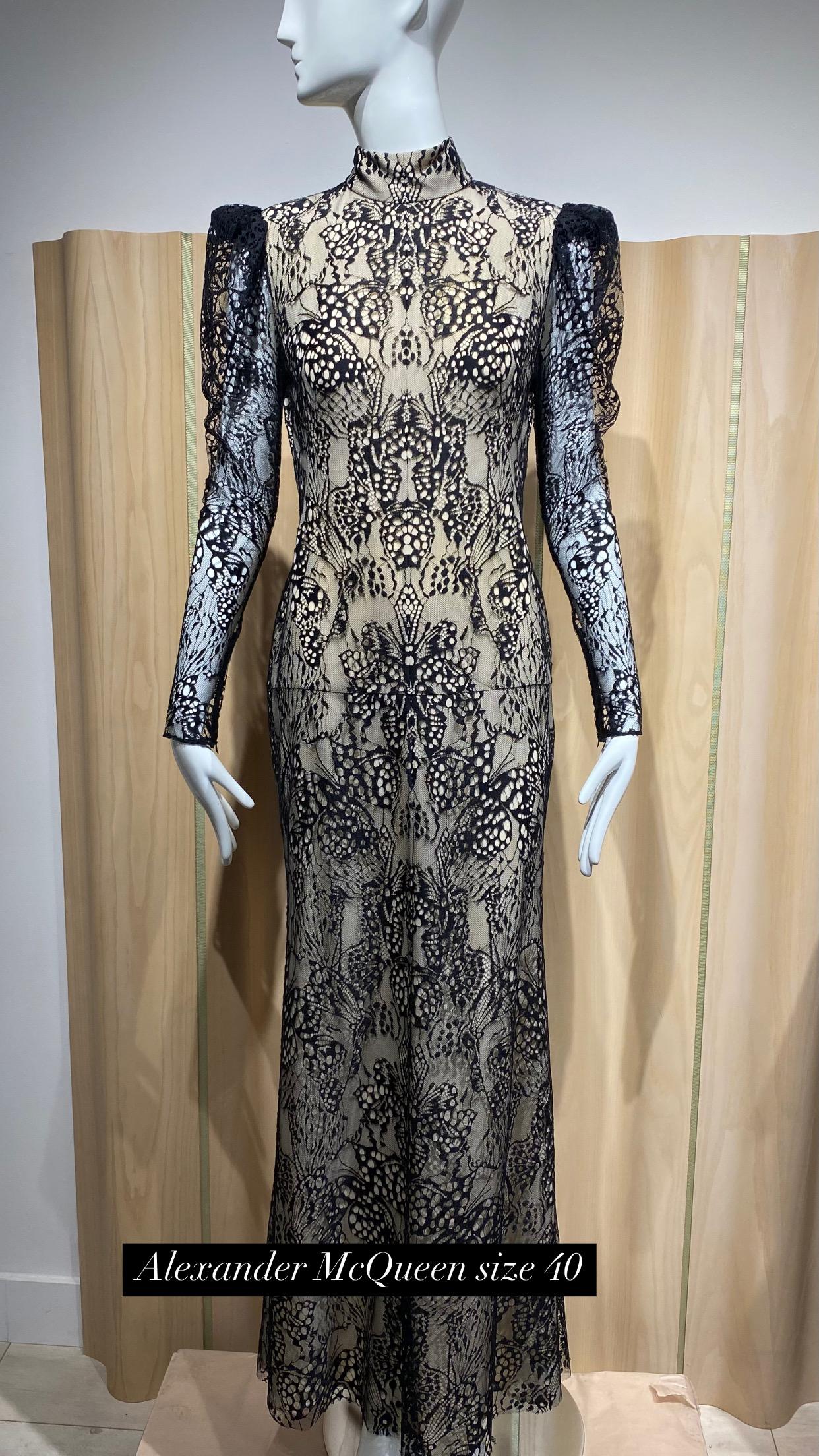 2000s Alexander McQueen Vestido de Encaje Negro de Manga Larga Nude en Excelente estado para la venta en Beverly Hills, CA
