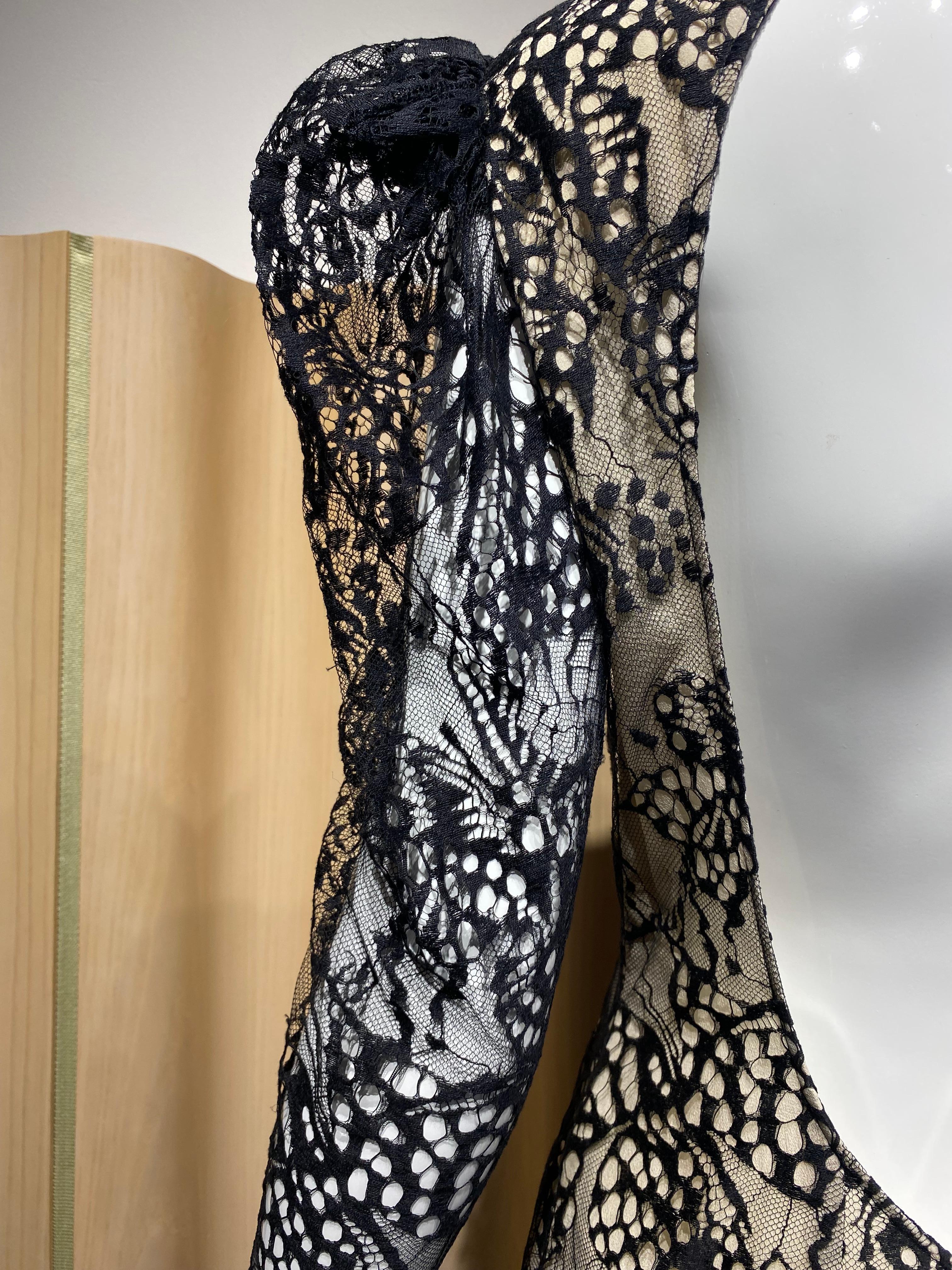 De las mujeres 2000s Alexander McQueen Vestido de Encaje Negro de Manga Larga Nude en venta