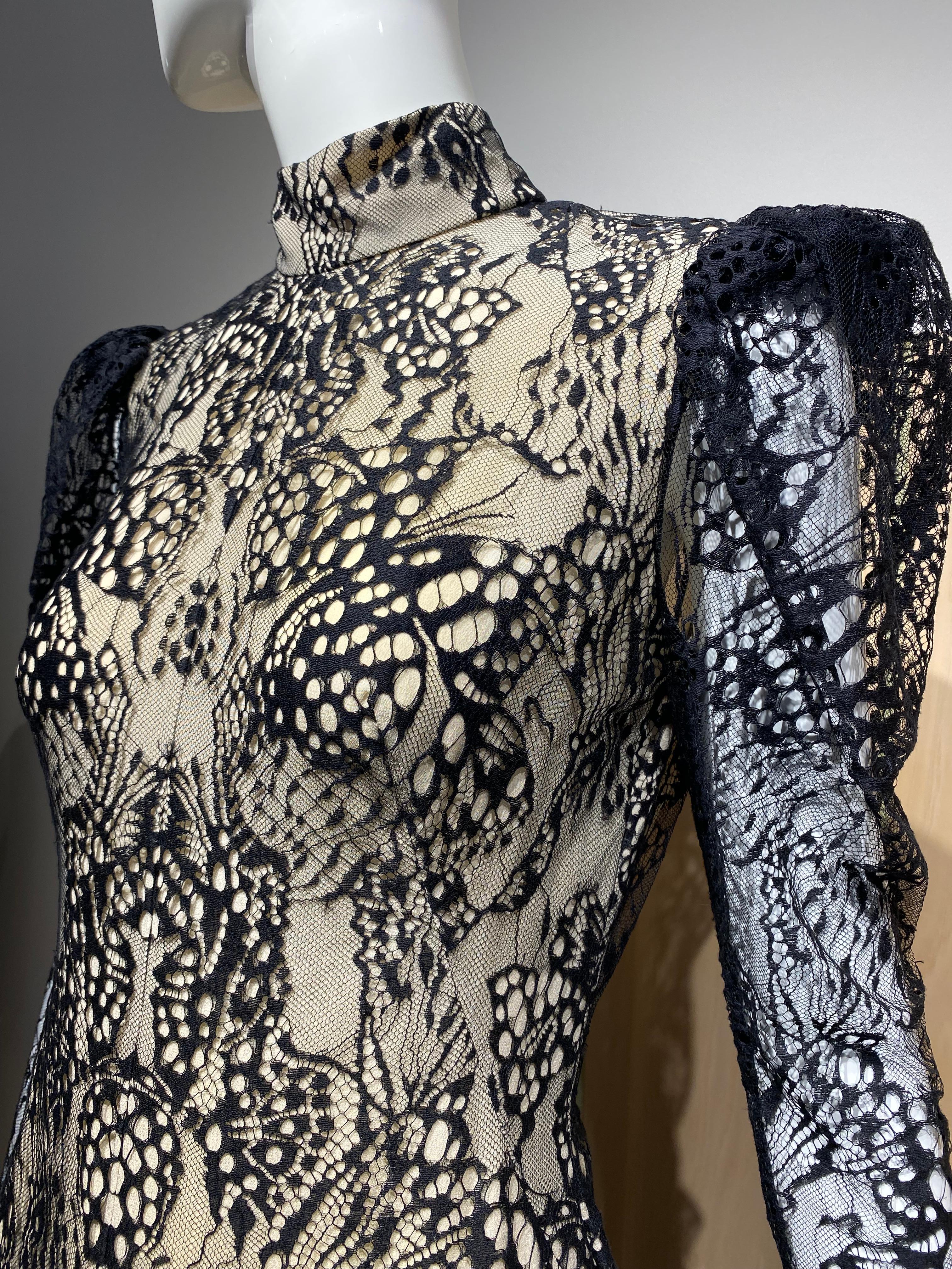 2000s Alexander McQueen Vestido de Encaje Negro de Manga Larga Nude en venta 3