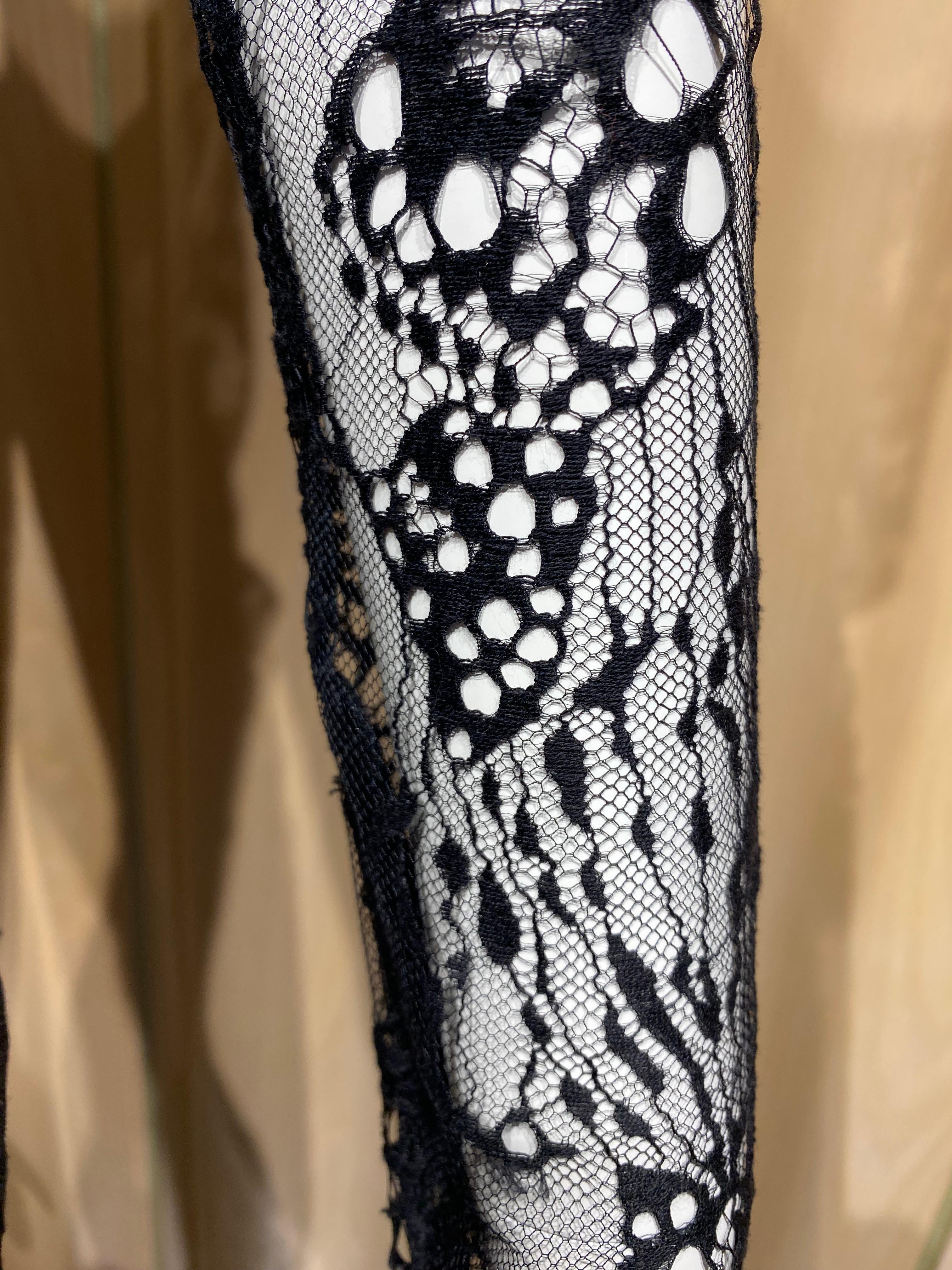 2000s Alexander McQueen Vestido de Encaje Negro de Manga Larga Nude en venta 4