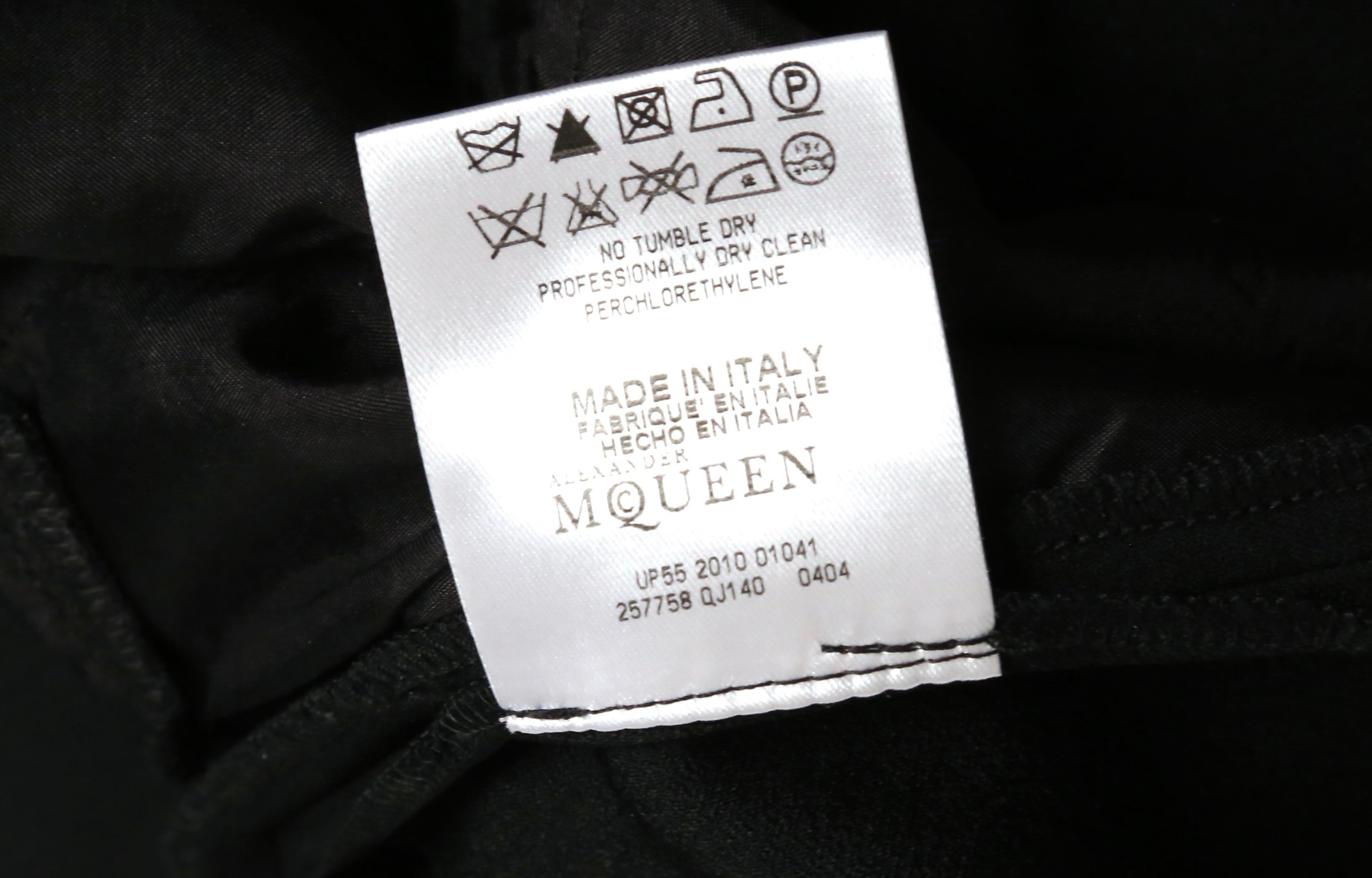 Pantalon noir à volants latéraux Alexander McQueen des années 2000 en vente 6