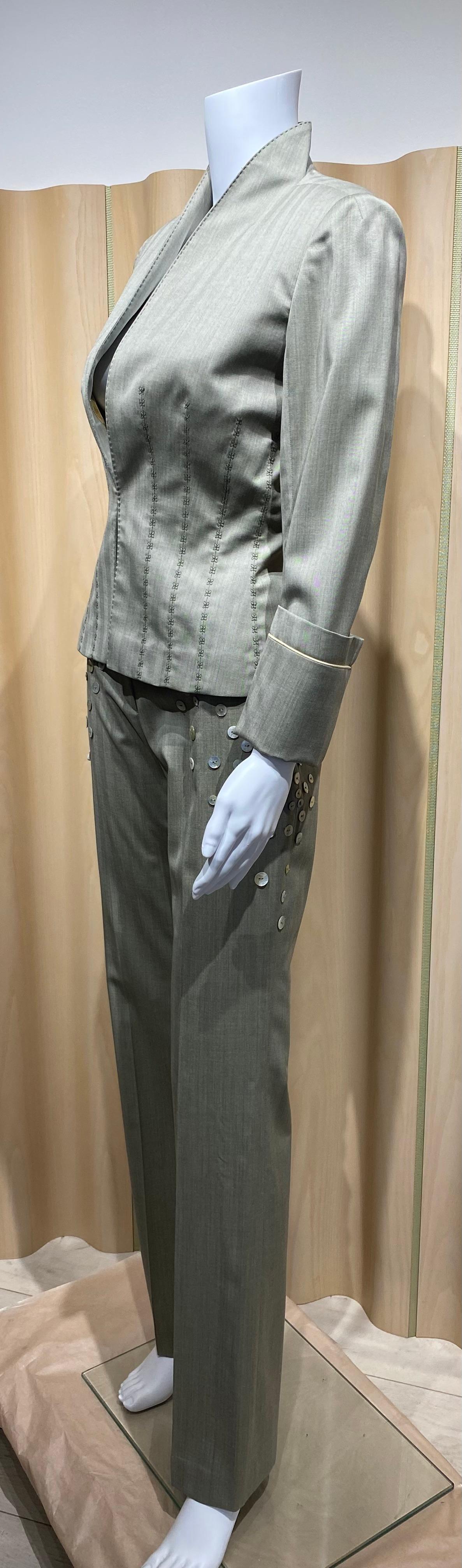 2002 Alexander Mcqueen Veste et pantalon ajustés 
taille d'ajustement 
- veste ajustée marquée taille 42
- boutons

La veste convient à la taille 4 (taille 42)
Pantalon taille 2/4 (taille 40)


