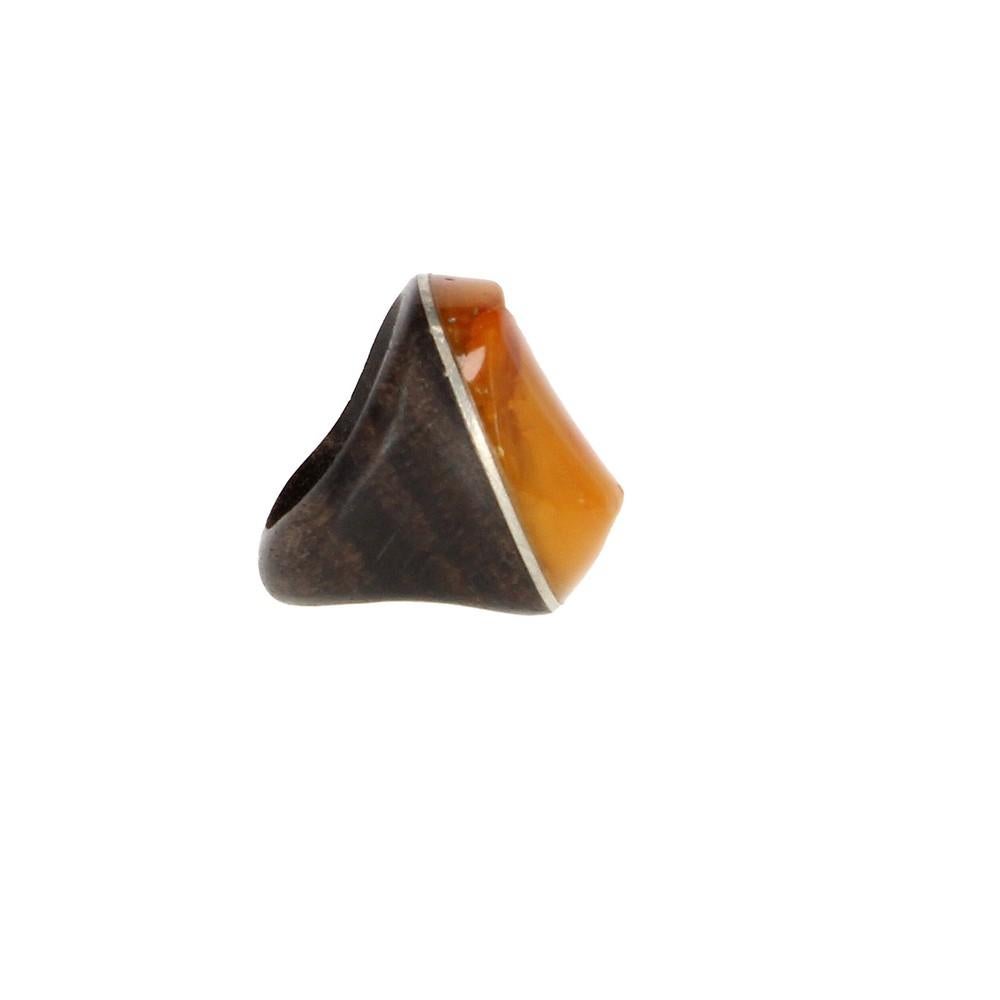 Dark wood with orange semi-precious stone ring Item shows signs of wear, as shown in the pictures.
Years: 2000s
Measurements
Diameter: 2 cm