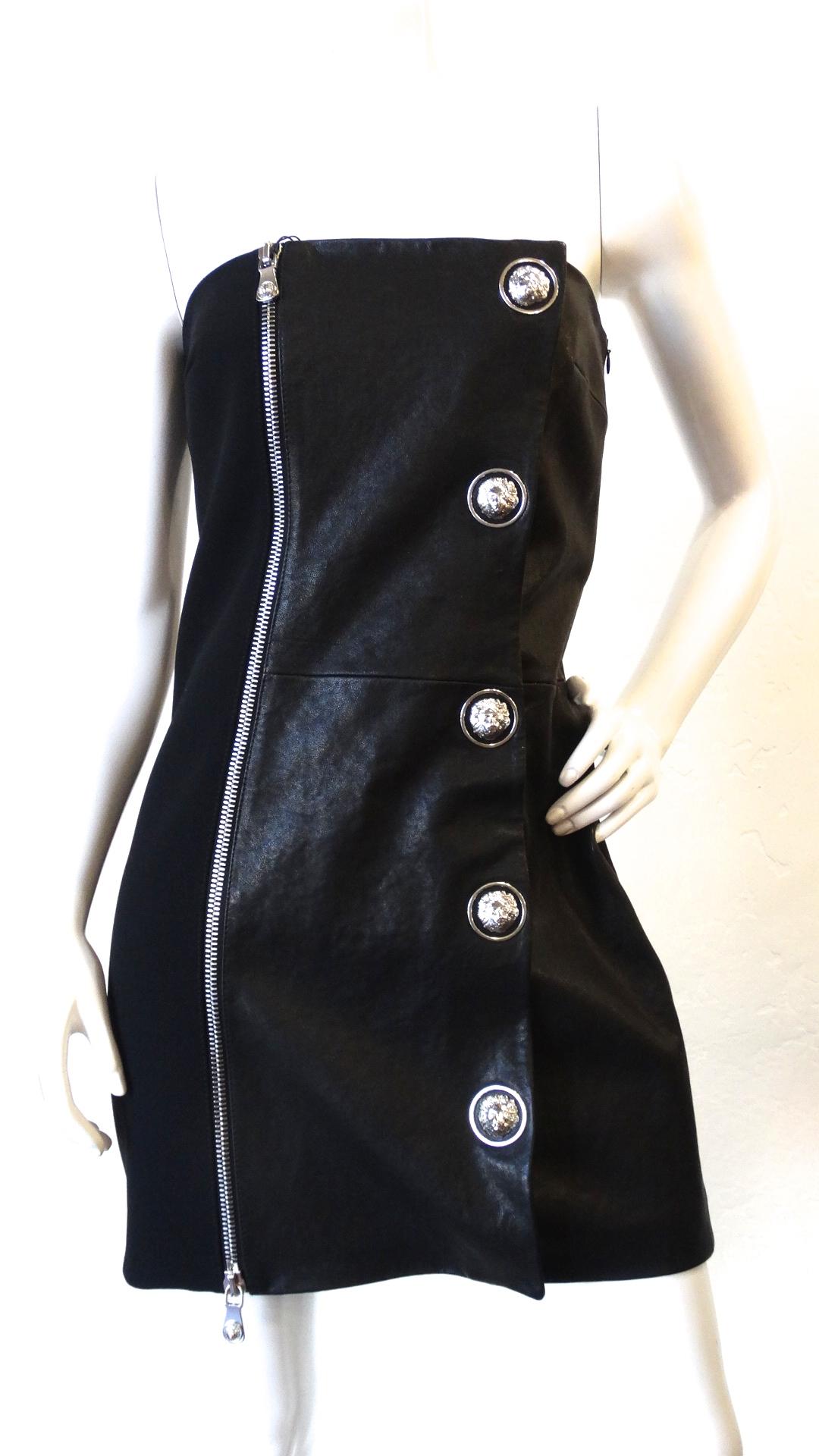 Das sexieste Cocktailkleid ist da! CIRCA Ende der 2000er Jahre wurde dieses Kleid von Anthony Vaccarello entworfen, der von 2014-2016 eine Capsule Collection für Versus Versace entwarf. Dieses trägerlose Minikleid besteht zur Hälfte aus Leder und