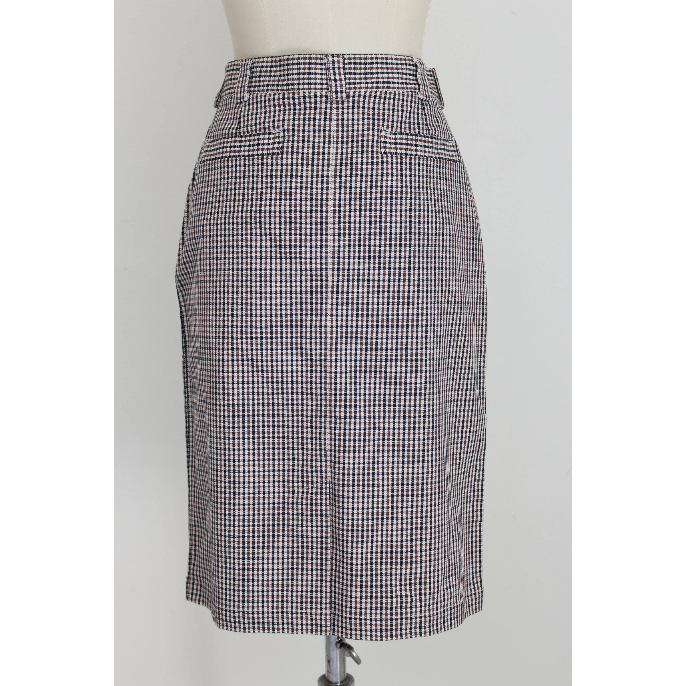 Aquascutum classic vintage skirt, beige and blu checked, 95% cotton 4% polyamide 1% elastene. Pockets on the sides, zip and button closure. 2000s. Made in England

Size: 42 It 8 Us 10 Uk

Waist: 38 cm
Length: 65 cm