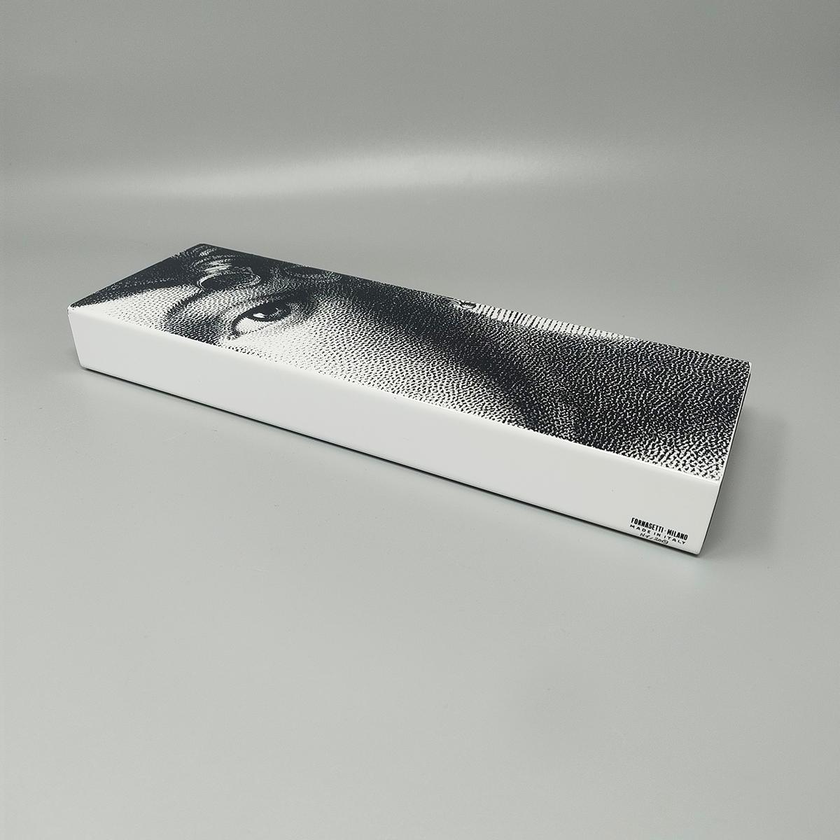 2000er (2019) Erstaunlicher Kasten aus Holz und Metall, entworfen von Piero Fornasetti, hergestellt von Fornasetti, in ausgezeichnetem Zustand. Hergestellt in Italien. Die Box ist signiert und ist die n.1 des Jahres 2019 (so selten, eine n.1 zu