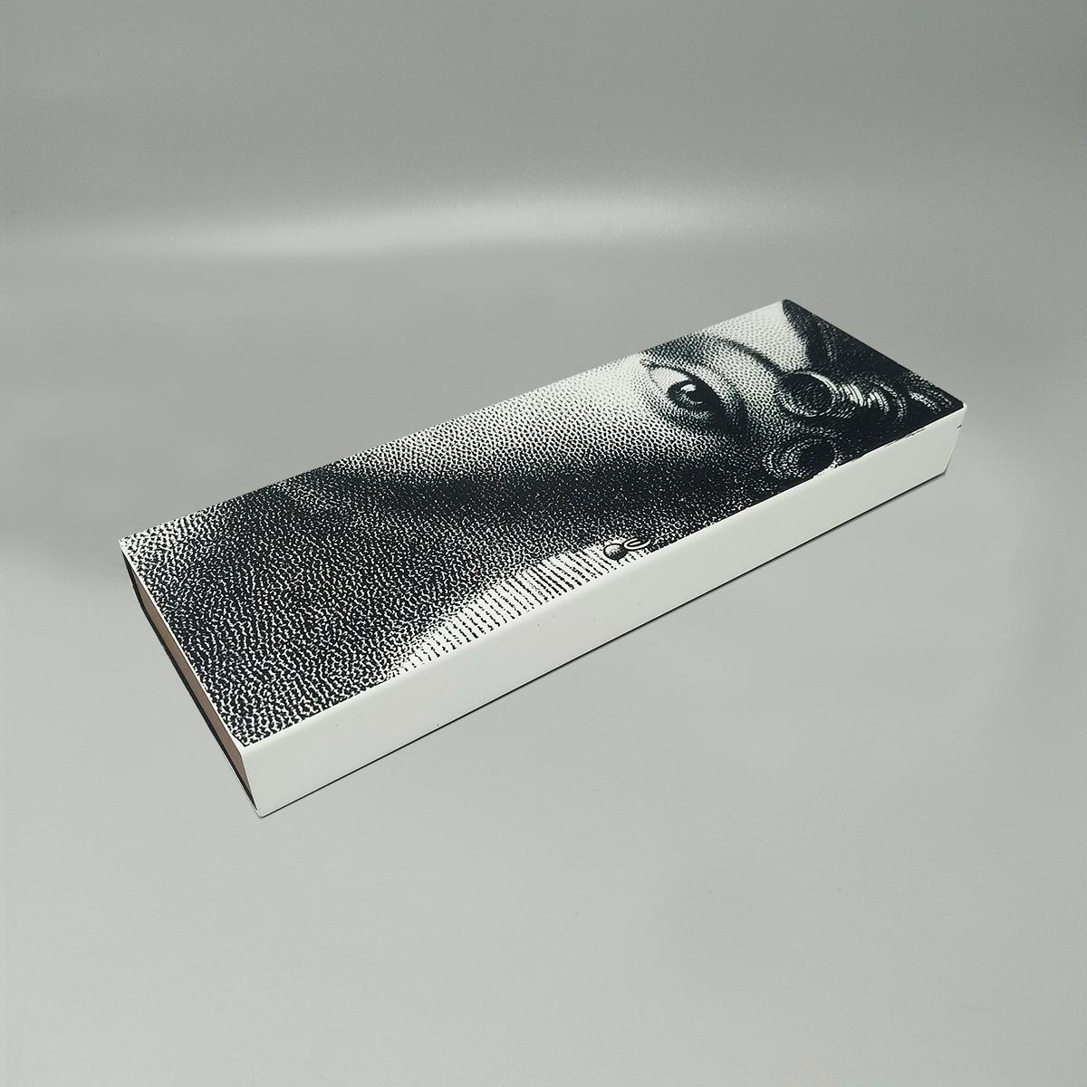 2000er Jahre Erstaunlich schwarz und weiß Fornasetti Box unterzeichnet Fornasetti. Hergestellt in Italien (Moderne der Mitte des Jahrhunderts) im Angebot