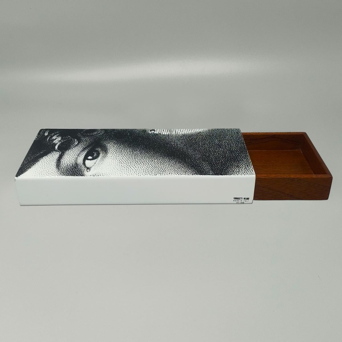 2000er Jahre Erstaunlich schwarz und weiß Fornasetti Box unterzeichnet Fornasetti. Hergestellt in Italien im Zustand „Hervorragend“ im Angebot in Milano, IT